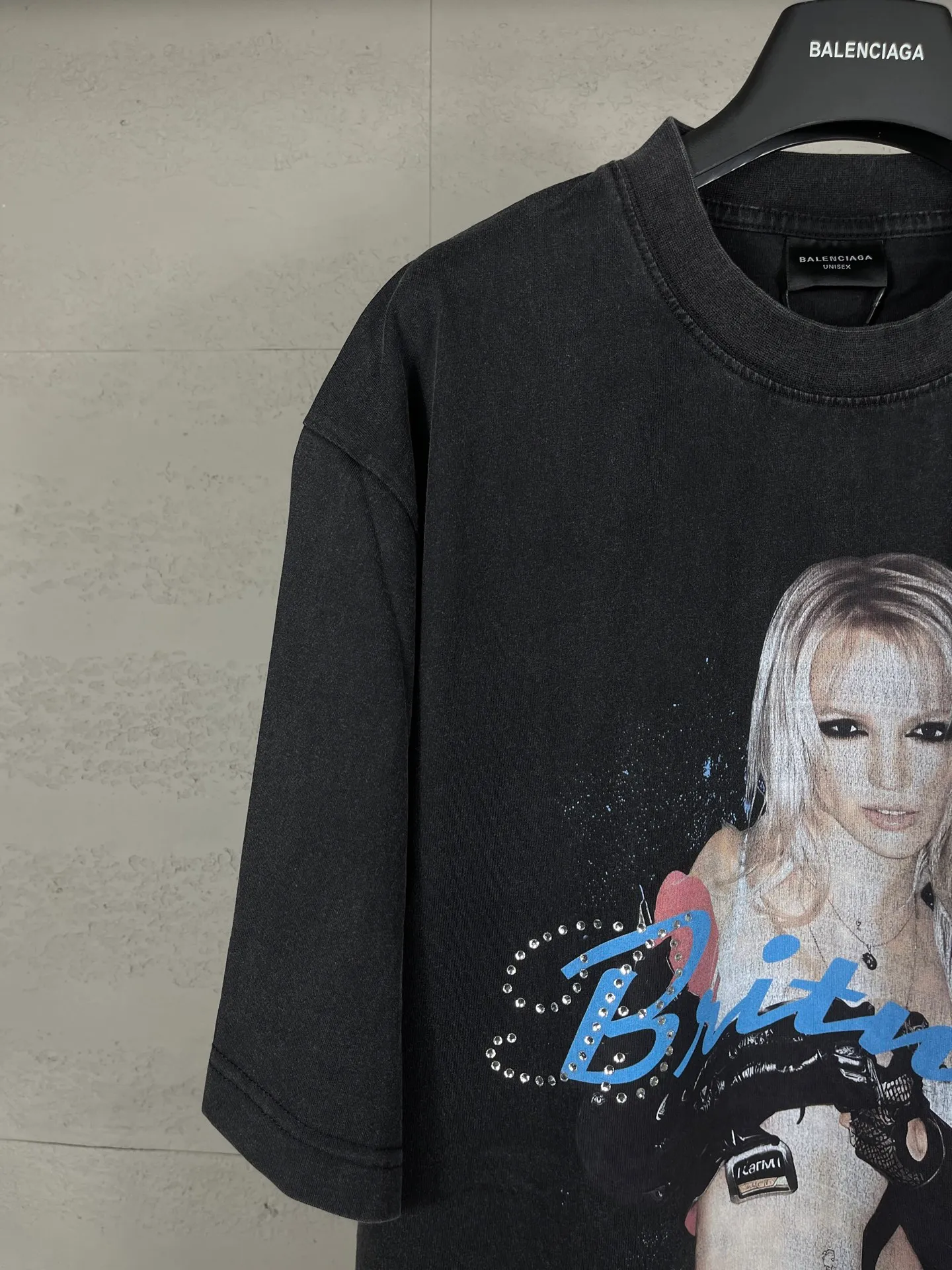 🅿️206 Actual pictures [Top version. Official website quality] BALENCI*GA/26 new model. Balenciaga Music |Britney Series limited edition music cooperation series, front and back direct-print printing, hot diamonds, washed and distressed short-sleeved T-shirt #SS26 latest style. Research and development at the first time, different market currencies. Comparisons welcome. The fabric is made of Paris ZP custom-woven and dyed cotton double yarn. Weighing 260 grams, the cloth surface is clean. The cloth pattern is clear, soft and comfortable. The threads are dyed with no color difference. Printing adopts computer direct printing. Garments are washed and aged. Jubie market currency. Welcome to compare. The version adopts OS loose shoulder design. Same style for men and women. Code: BL253701 Color: washed black, floral gray Size: XS S M L