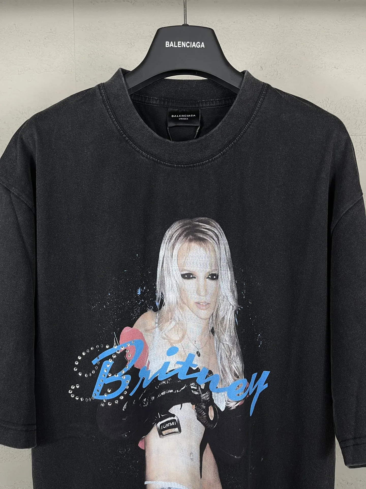 🅿️206 Actual pictures [Top version. Official website quality] BALENCI*GA/26 new model. Balenciaga Music |Britney Series limited edition music cooperation series, front and back direct-print printing, hot diamonds, washed and distressed short-sleeved T-shirt #SS26 latest style. Research and development at the first time, different market currencies. Comparisons welcome. The fabric is made of Paris ZP custom-woven and dyed cotton double yarn. Weighing 260 grams, the cloth surface is clean. The cloth pattern is clear, soft and comfortable. The threads are dyed with no color difference. Printing adopts computer direct printing. Garments are washed and aged. Jubie market currency. Welcome to compare. The version adopts OS loose shoulder design. Same style for men and women. Code: BL253701 Color: washed black, floral gray Size: XS S M L