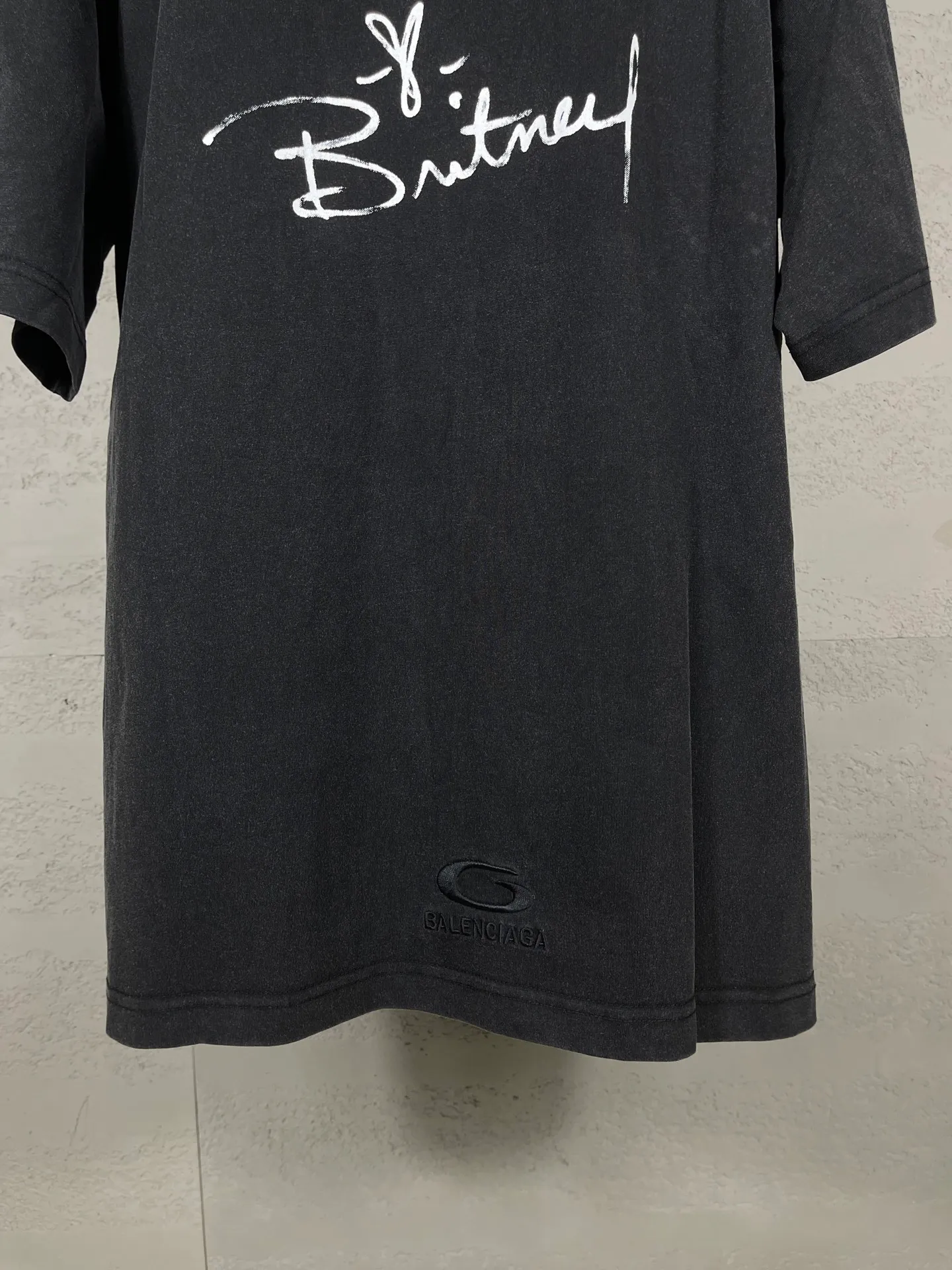🅿️206 Actual pictures [Top version. Official website quality] BALENCI*GA/26 new model. Balenciaga Music |Britney Series limited edition music cooperation series, front and back direct-print printing, hot diamonds, washed and distressed short-sleeved T-shirt #SS26 latest style. Research and development at the first time, different market currencies. Comparisons welcome. The fabric is made of Paris ZP custom-woven and dyed cotton double yarn. Weighing 260 grams, the cloth surface is clean. The cloth pattern is clear, soft and comfortable. The threads are dyed with no color difference. Printing adopts computer direct printing. Garments are washed and aged. Jubie market currency. Welcome to compare. The version adopts OS loose shoulder design. Same style for men and women. Code: BL253701 Color: washed black, floral gray Size: XS S M L