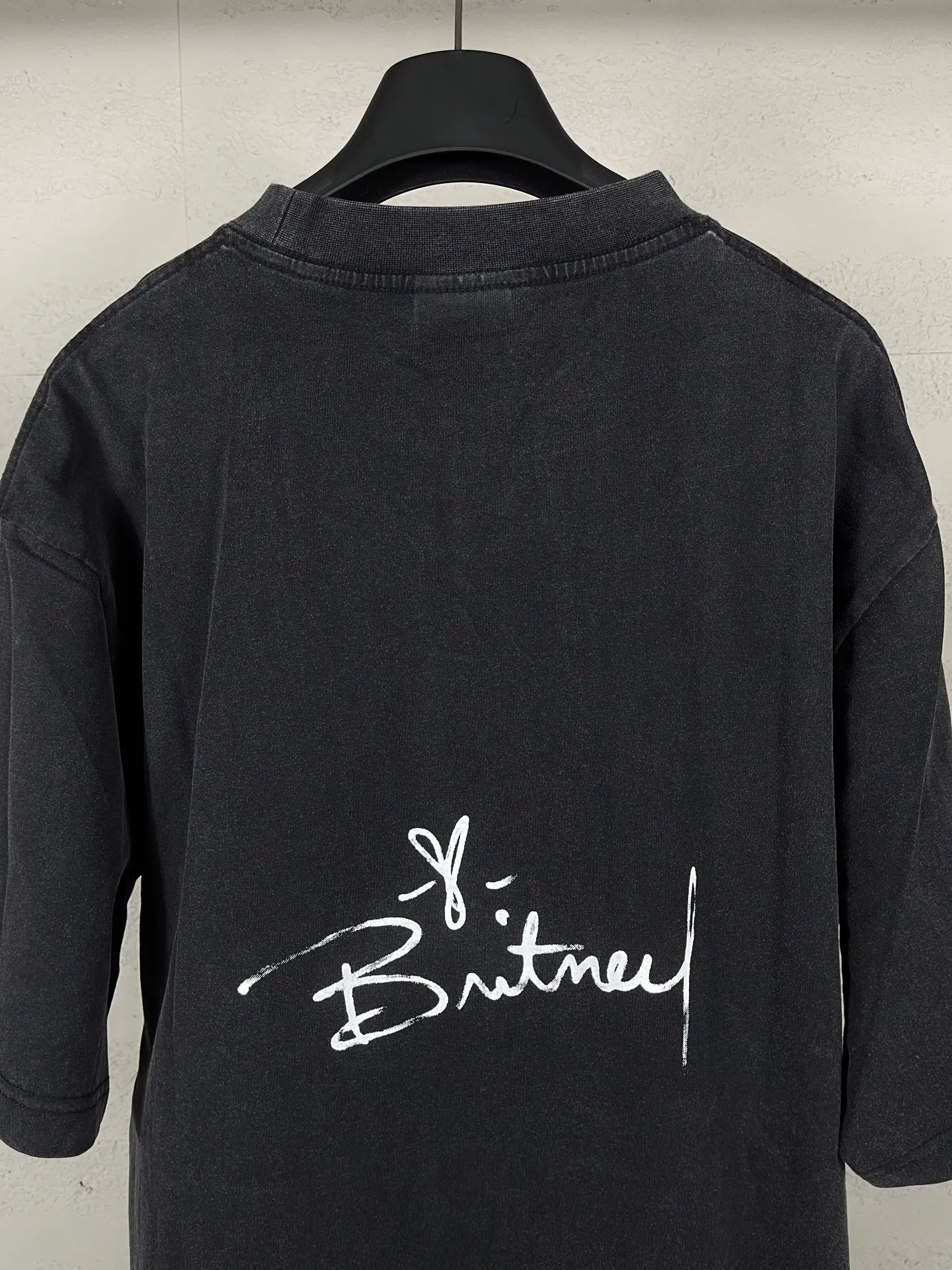 🅿️206 Actual pictures [Top version. Official website quality] BALENCI*GA/26 new model. Balenciaga Music |Britney Series limited edition music cooperation series, front and back direct-print printing, hot diamonds, washed and distressed short-sleeved T-shirt #SS26 latest style. Research and development at the first time, different market currencies. Comparisons welcome. The fabric is made of Paris ZP custom-woven and dyed cotton double yarn. Weighing 260 grams, the cloth surface is clean. The cloth pattern is clear, soft and comfortable. The threads are dyed with no color difference. Printing adopts computer direct printing. Garments are washed and aged. Jubie market currency. Welcome to compare. The version adopts OS loose shoulder design. Same style for men and women. Code: BL253701 Color: washed black, floral gray Size: XS S M L