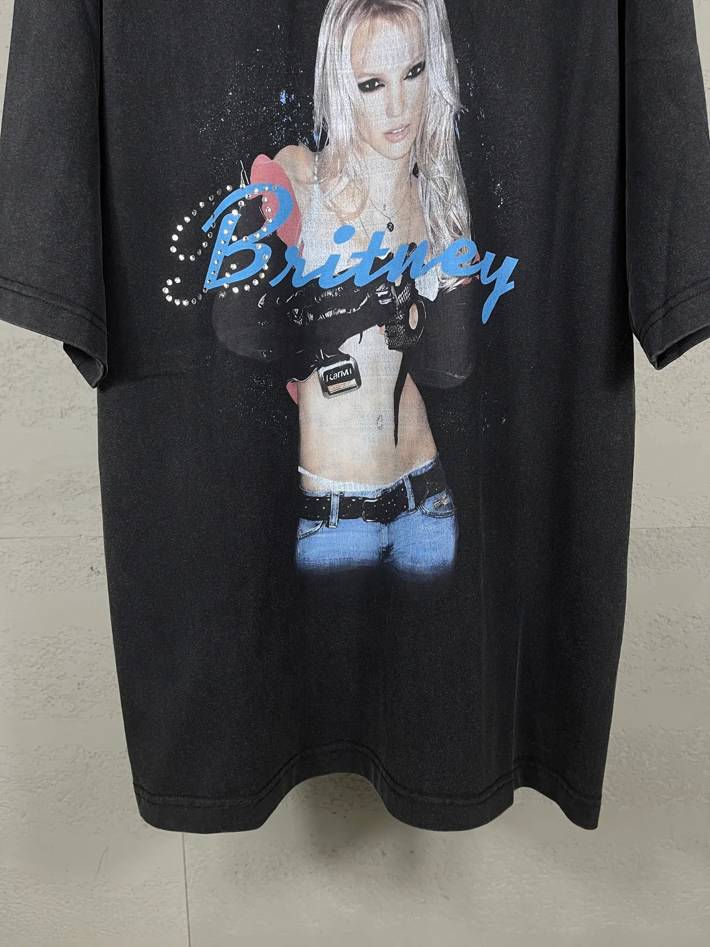 🅿️206 Actual pictures [Top version. Official website quality] BALENCI*GA/26 new model. Balenciaga Music |Britney Series limited edition music cooperation series, front and back direct-print printing, hot diamonds, washed and distressed short-sleeved T-shirt #SS26 latest style. Research and development at the first time, different market currencies. Comparisons welcome. The fabric is made of Paris ZP custom-woven and dyed cotton double yarn. Weighing 260 grams, the cloth surface is clean. The cloth pattern is clear, soft and comfortable. The threads are dyed with no color difference. Printing adopts computer direct printing. Garments are washed and aged. Jubie market currency. Welcome to compare. The version adopts OS loose shoulder design. Same style for men and women. Code: BL253701 Color: washed black, floral gray Size: XS S M L