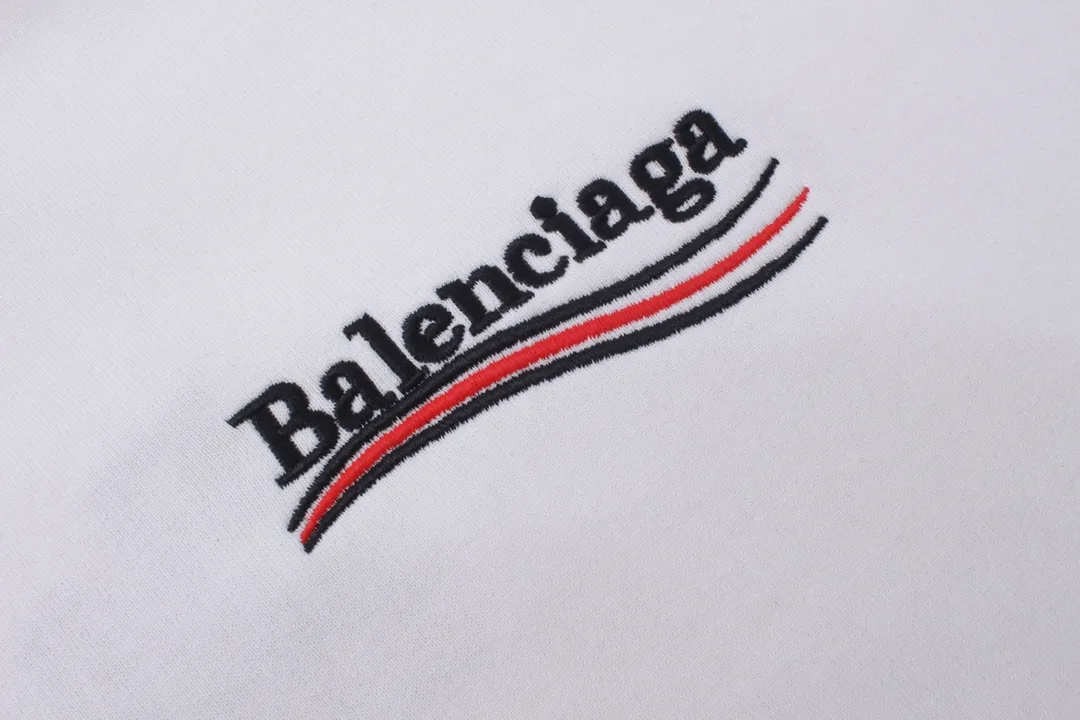 🅿️296 Detailed picture [Top version. Official website quality] BALENCI*GA/Paris. Classic style, #COLA Embroidered Hooded Long-Sleeve Sweatshirt# The fabric is made of Paris ZP custom-woven and dyed cotton terry sweatshirt, with a weight of 450 grams. The cloth surface is clean. The cloth pattern is clear, soft and comfortable. The threads are dyed with no color difference. The classic letter LOGO pattern is embroidered with an imported Tajima embroidery machine. The letters are clear and have a strong three-dimensional effect. Restored brick cabinets. Welcome to compare. The version adopts OS loose shoulder version. Same style for men and women. Code: BL238035 Color: black, white, cement white, dark gray Size: XS S M L
