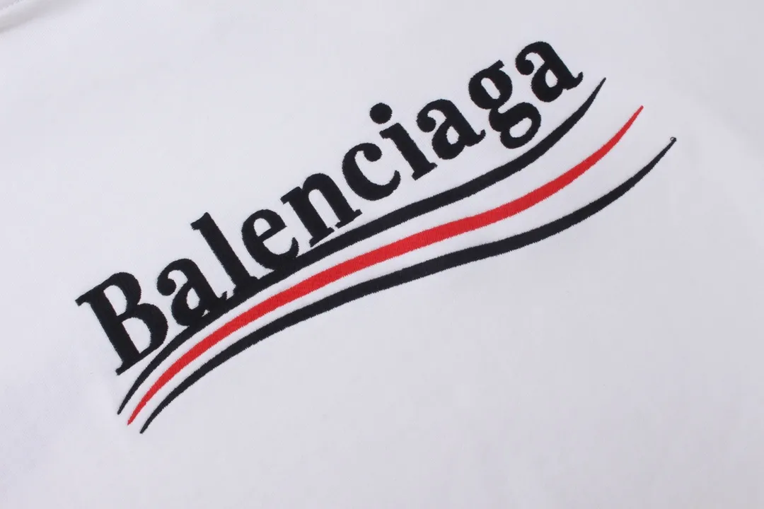 🅿️296 Detailed picture [Top version. Official website quality] BALENCI*GA/Paris. Classic style, #COLA Embroidered Hooded Long-Sleeve Sweatshirt# The fabric is made of Paris ZP custom-woven and dyed cotton terry sweatshirt, with a weight of 450 grams. The cloth surface is clean. The cloth pattern is clear, soft and comfortable. The threads are dyed with no color difference. The classic letter LOGO pattern is embroidered with an imported Tajima embroidery machine. The letters are clear and have a strong three-dimensional effect. Restored brick cabinets. Welcome to compare. The version adopts OS loose shoulder version. Same style for men and women. Code: BL238035 Color: black, white, cement white, dark gray Size: XS S M L