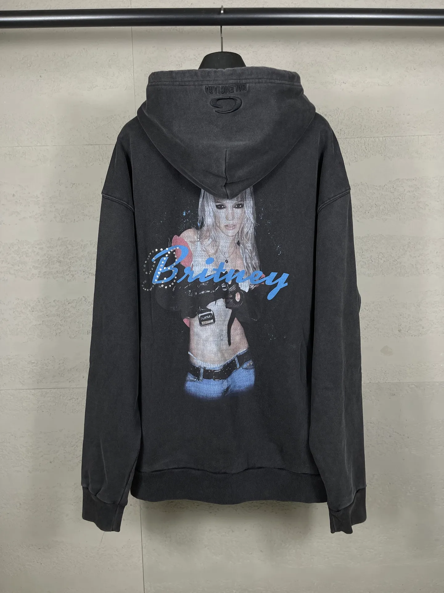 🅿️390 real photos [Top version. Official website quality] BALENCI*GA/26 new model. Balenciaga Britney Portrait Limited Edition Music Cooperation Series, Front and Back Direct Printing + Hot Diamond, Hat Embroidery, Garment Washing, Zippered Hooded Cardigan Sweater SS26 Latest Style. Research and development at the first time, different market currencies. Comparisons welcome. The fabric is made of Paris ZP custom-woven and dyed cotton sweatshirt, with a weight of 460 grams. The cloth surface is clean. The cloth pattern is clear, soft and comfortable. The threads are dyed with no color difference. Printing adopts computer direct printing. The embroidery is done using imported Tajima embroidery machines. Jubie market currency. Welcome to compare. The version adopts OS loose shoulder design. Same style for men and women. Code: BL259901 Color: washed black Size: XS S M L