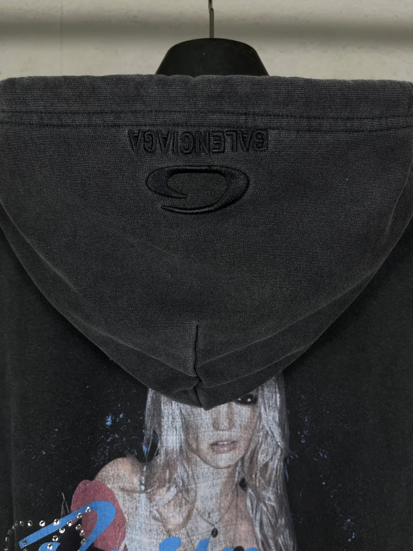 🅿️390 real photos [Top version. Official website quality] BALENCI*GA/26 new model. Balenciaga Britney Portrait Limited Edition Music Cooperation Series, Front and Back Direct Printing + Hot Diamond, Hat Embroidery, Garment Washing, Zippered Hooded Cardigan Sweater SS26 Latest Style. Research and development at the first time, different market currencies. Comparisons welcome. The fabric is made of Paris ZP custom-woven and dyed cotton sweatshirt, with a weight of 460 grams. The cloth surface is clean. The cloth pattern is clear, soft and comfortable. The threads are dyed with no color difference. Printing adopts computer direct printing. The embroidery is done using imported Tajima embroidery machines. Jubie market currency. Welcome to compare. The version adopts OS loose shoulder design. Same style for men and women. Code: BL259901 Color: washed black Size: XS S M L