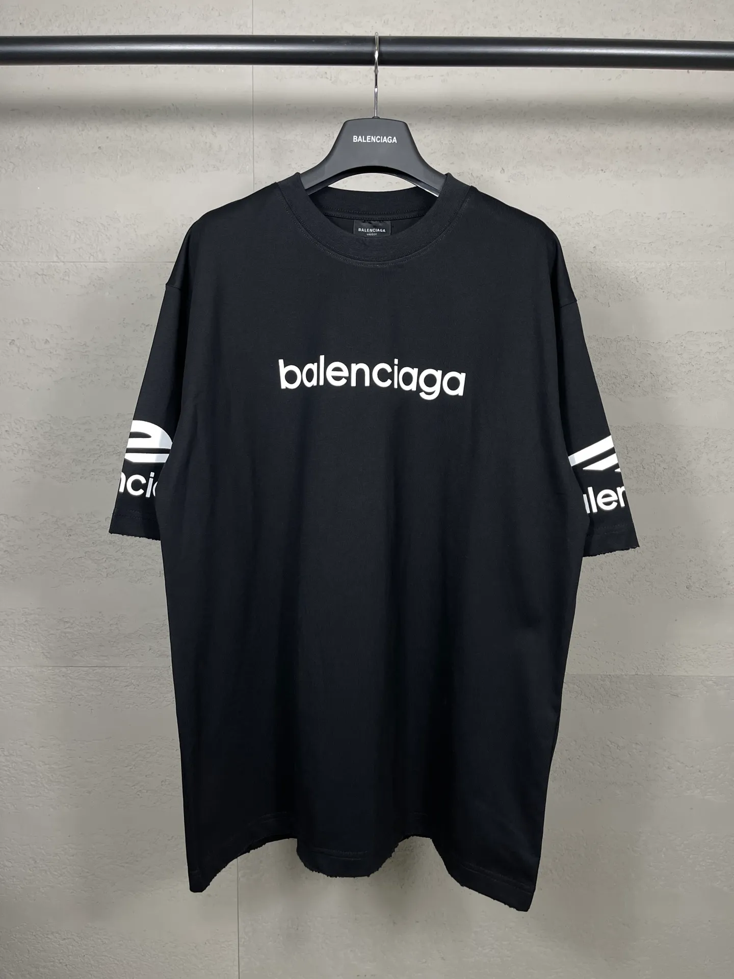 🅿️180 real photos. Note: Red with spray-painted distressed style P144 [Top version. Official website quality] BALENCI*GA/Paris. Big LOGO new ski series short-sleeved T-shirt #2024 new style. The front, back, left and right sleeves are printed with the new LOGO, and the ready-made clothes are washed and worn. This is normal market practice.        Welcome to compare. The fabric is made of Paris ZP custom-woven and dyed cotton double yarn, with a weight of 260 grams. The cloth surface is clean. The cloth pattern is clear, soft and comfortable. The threads are dyed with no color difference. The classic letter LOGO is printed with imported environmentally friendly glue. The letters are clear and the effect is three-dimensional. Restore the brick cabinet, adopt the OS loose shoulder style. Same style for men and women. Code: BL223336 Color: black, white, red (the price of red is different) Size: XS to L