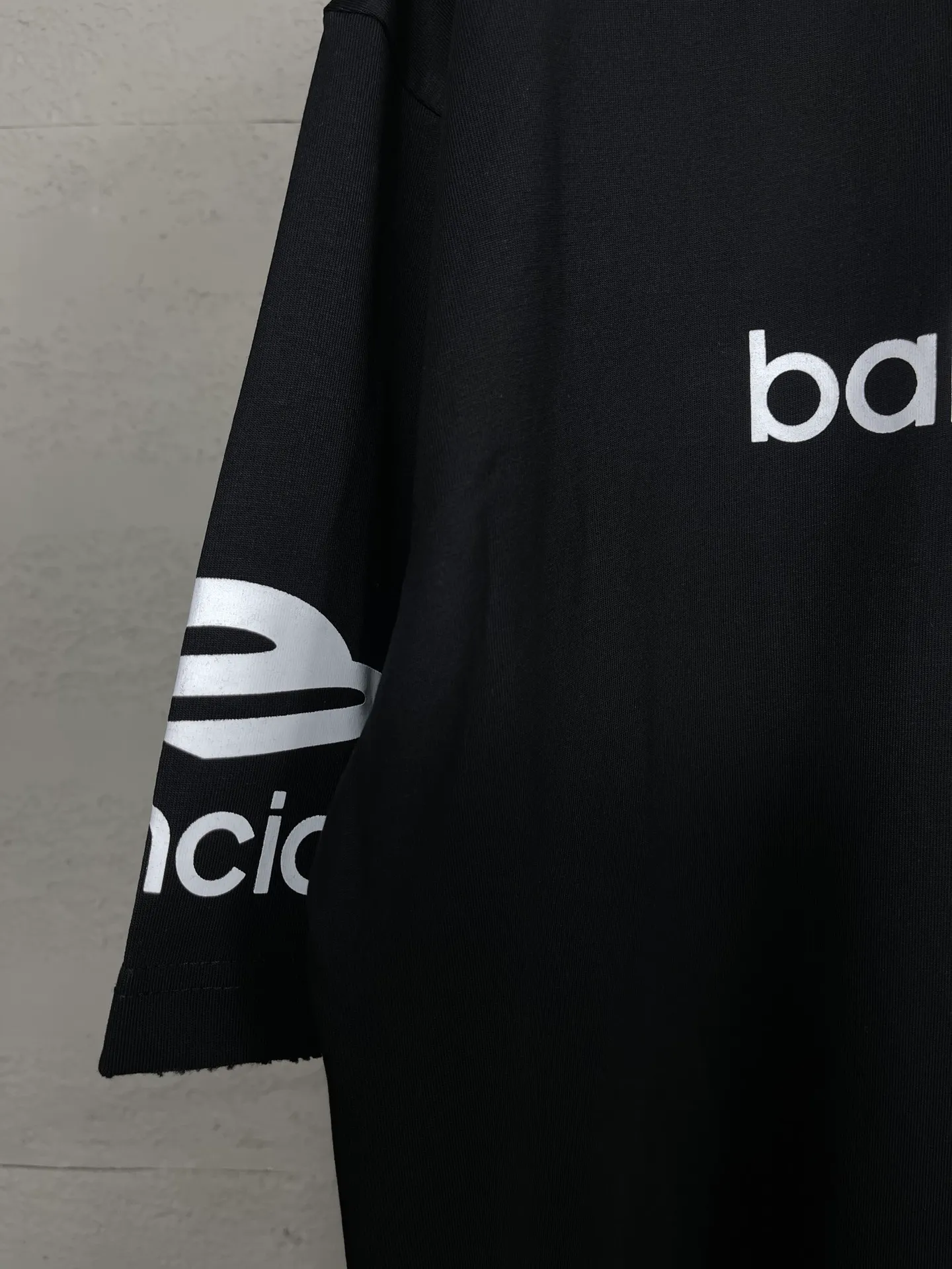 🅿️180 real photos. Note: Red with spray-painted distressed style P144 [Top version. Official website quality] BALENCI*GA/Paris. Big LOGO new ski series short-sleeved T-shirt #2024 new style. The front, back, left and right sleeves are printed with the new LOGO, and the ready-made clothes are washed and worn. This is normal market practice.        Welcome to compare. The fabric is made of Paris ZP custom-woven and dyed cotton double yarn, with a weight of 260 grams. The cloth surface is clean. The cloth pattern is clear, soft and comfortable. The threads are dyed with no color difference. The classic letter LOGO is printed with imported environmentally friendly glue. The letters are clear and the effect is three-dimensional. Restore the brick cabinet, adopt the OS loose shoulder style. Same style for men and women. Code: BL223336 Color: black, white, red (the price of red is different) Size: XS to L