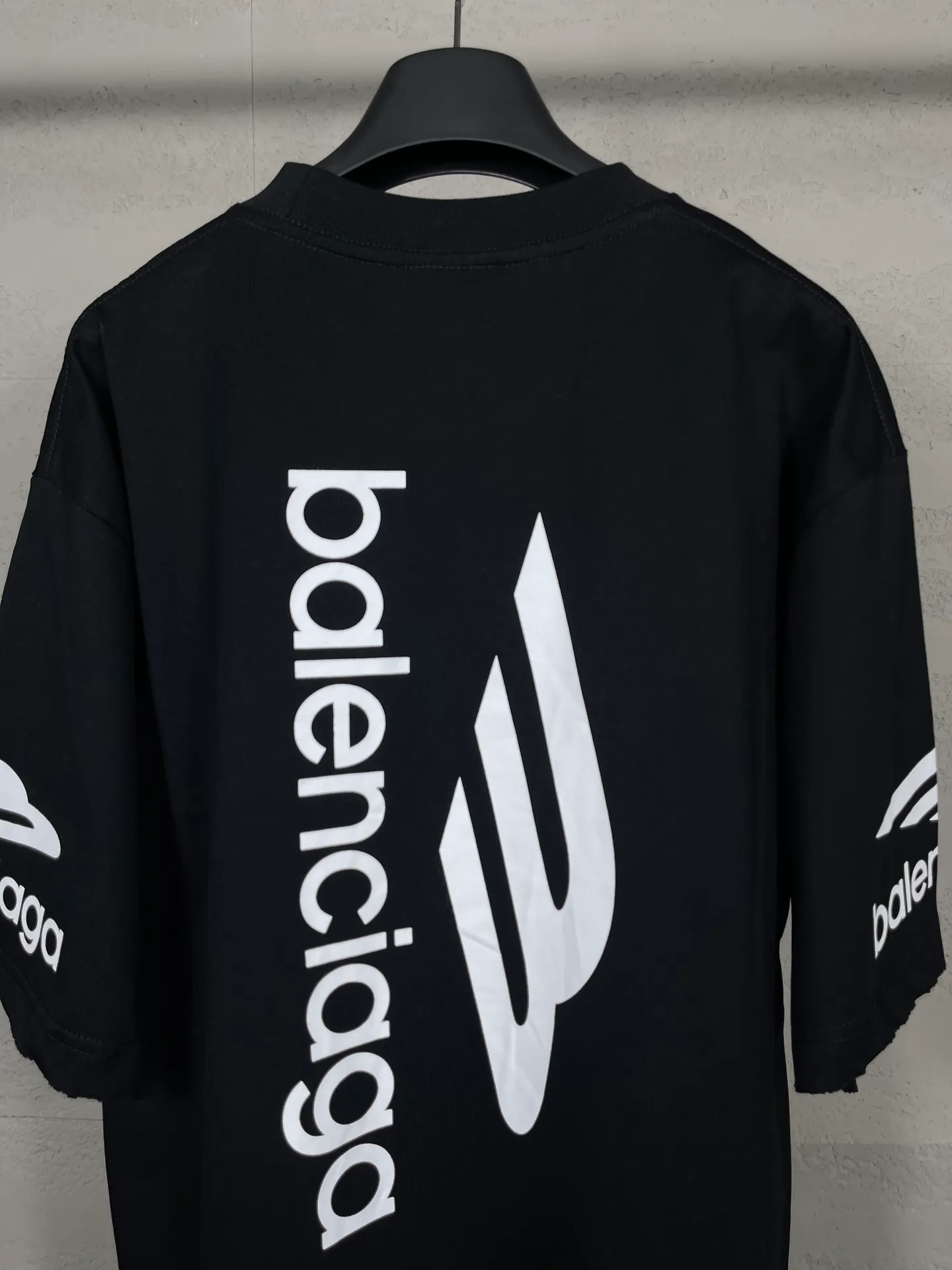 🅿️180 real photos. Note: Red with spray-painted distressed style P144 [Top version. Official website quality] BALENCI*GA/Paris. Big LOGO new ski series short-sleeved T-shirt #2024 new style. The front, back, left and right sleeves are printed with the new LOGO, and the ready-made clothes are washed and worn. This is normal market practice.        Welcome to compare. The fabric is made of Paris ZP custom-woven and dyed cotton double yarn, with a weight of 260 grams. The cloth surface is clean. The cloth pattern is clear, soft and comfortable. The threads are dyed with no color difference. The classic letter LOGO is printed with imported environmentally friendly glue. The letters are clear and the effect is three-dimensional. Restore the brick cabinet, adopt the OS loose shoulder style. Same style for men and women. Code: BL223336 Color: black, white, red (the price of red is different) Size: XS to L