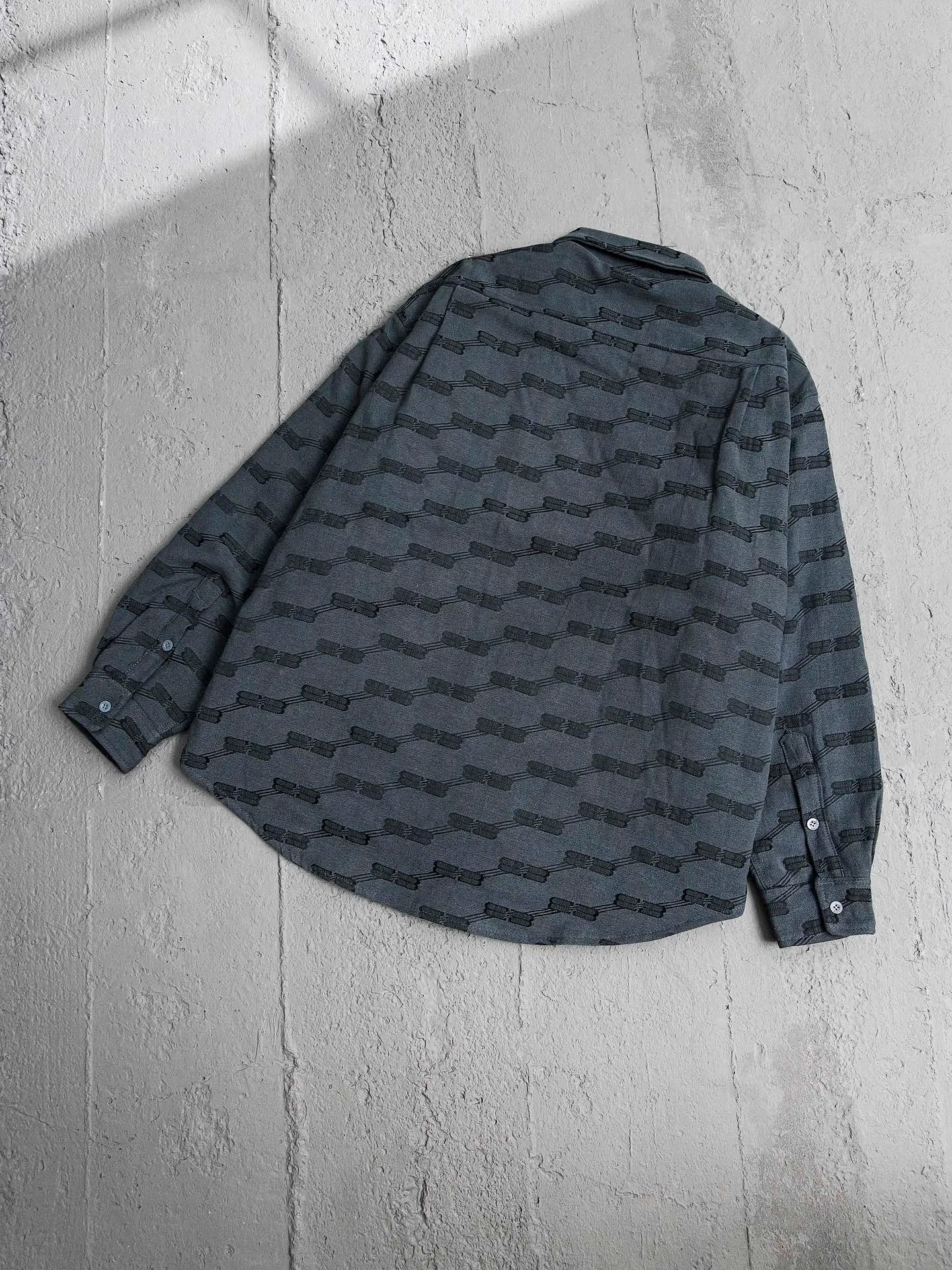 💰600 [Highest version] Balenciaga / Balenciaga Blcg 24FW catwalk style Double B lock second-hand jacquard lapel shirt jacket and cotton coat Correct version Raw material high-density cotton canvas Full jacquard process after final dyeing to create classic BB presbyopia pattern Diamond-shaped quilted cotton lining Selected long-staple cotton Warm and comfortable OS ultra-loose silhouette design The whole dress is made of positioning flowers + restored flowers on the front placket, purely hand-cut Original molded custom brand logo five-claw snap button Original main mark washed label tag packaging bag Color: black/khaki Size: 46/48/50/52 Size chart: Length Chest Shoulder width Sleeve length 46: 68 130 51 55 48: 70 134 53 56 50: 72 138 55 57 52: 74 142 57 58 Note: There is a difference of 1~2CM due to manual measurement.