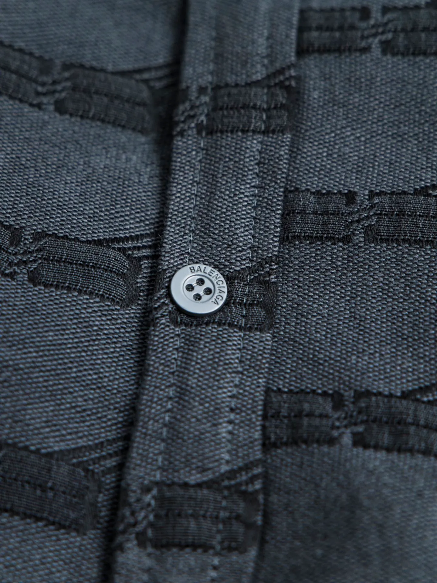 💰600 [Highest version] Balenciaga / Balenciaga Blcg 24FW catwalk style Double B lock second-hand jacquard lapel shirt jacket and cotton coat Correct version Raw material high-density cotton canvas Full jacquard process after final dyeing to create classic BB presbyopia pattern Diamond-shaped quilted cotton lining Selected long-staple cotton Warm and comfortable OS ultra-loose silhouette design The whole dress is made of positioning flowers + restored flowers on the front placket, purely hand-cut Original molded custom brand logo five-claw snap button Original main mark washed label tag packaging bag Color: black/khaki Size: 46/48/50/52 Size chart: Length Chest Shoulder width Sleeve length 46: 68 130 51 55 48: 70 134 53 56 50: 72 138 55 57 52: 74 142 57 58 Note: There is a difference of 1~2CM due to manual measurement.
