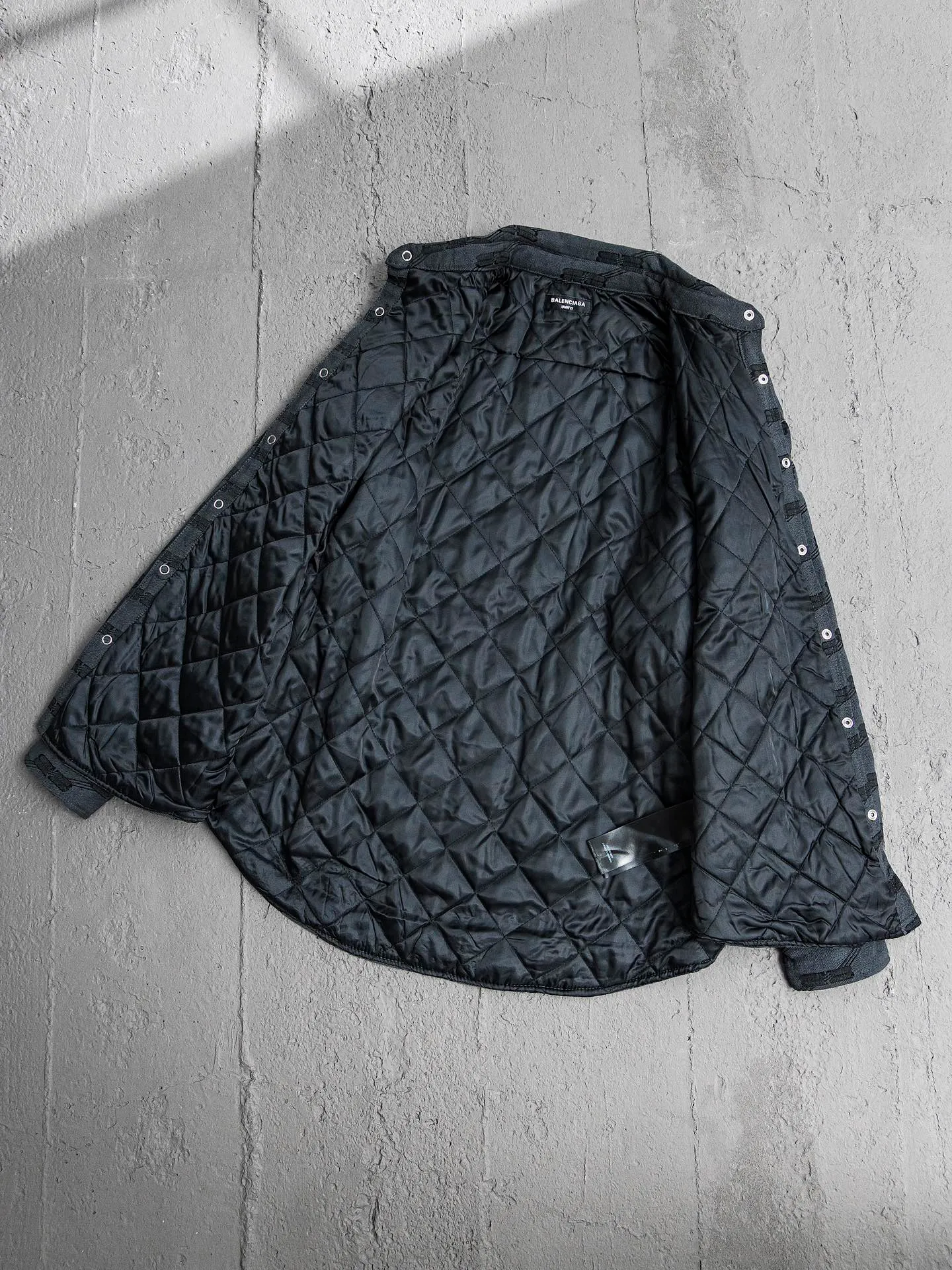 💰600 [Highest version] Balenciaga / Balenciaga Blcg 24FW catwalk style Double B lock second-hand jacquard lapel shirt jacket and cotton coat Correct version Raw material high-density cotton canvas Full jacquard process after final dyeing to create classic BB presbyopia pattern Diamond-shaped quilted cotton lining Selected long-staple cotton Warm and comfortable OS ultra-loose silhouette design The whole dress is made of positioning flowers + restored flowers on the front placket, purely hand-cut Original molded custom brand logo five-claw snap button Original main mark washed label tag packaging bag Color: black/khaki Size: 46/48/50/52 Size chart: Length Chest Shoulder width Sleeve length 46: 68 130 51 55 48: 70 134 53 56 50: 72 138 55 57 52: 74 142 57 58 Note: There is a difference of 1~2CM due to manual measurement.