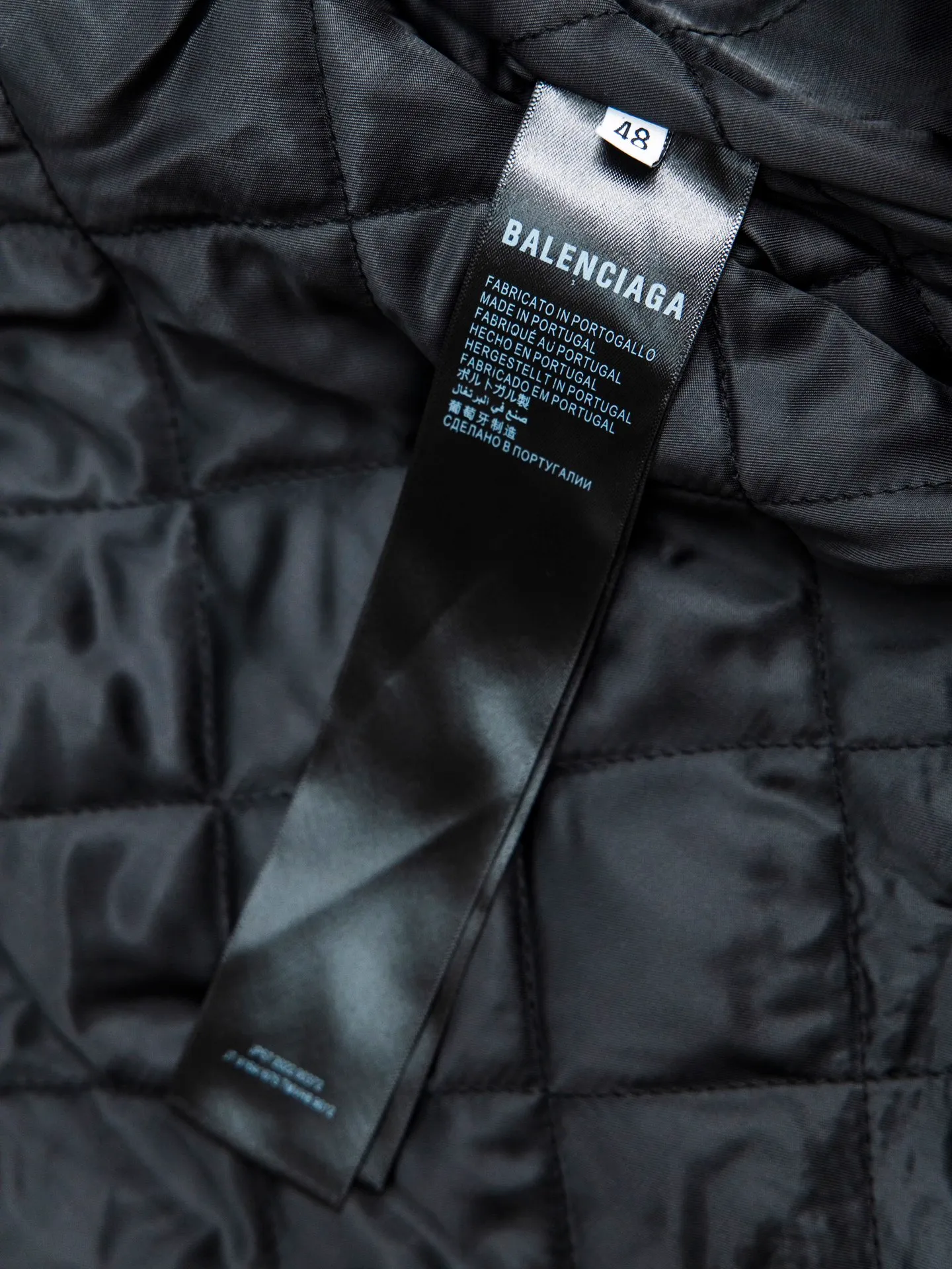 💰600 [Highest version] Balenciaga / Balenciaga Blcg 24FW catwalk style Double B lock second-hand jacquard lapel shirt jacket and cotton coat Correct version Raw material high-density cotton canvas Full jacquard process after final dyeing to create classic BB presbyopia pattern Diamond-shaped quilted cotton lining Selected long-staple cotton Warm and comfortable OS ultra-loose silhouette design The whole dress is made of positioning flowers + restored flowers on the front placket, purely hand-cut Original molded custom brand logo five-claw snap button Original main mark washed label tag packaging bag Color: black/khaki Size: 46/48/50/52 Size chart: Length Chest Shoulder width Sleeve length 46: 68 130 51 55 48: 70 134 53 56 50: 72 138 55 57 52: 74 142 57 58 Note: There is a difference of 1~2CM due to manual measurement.