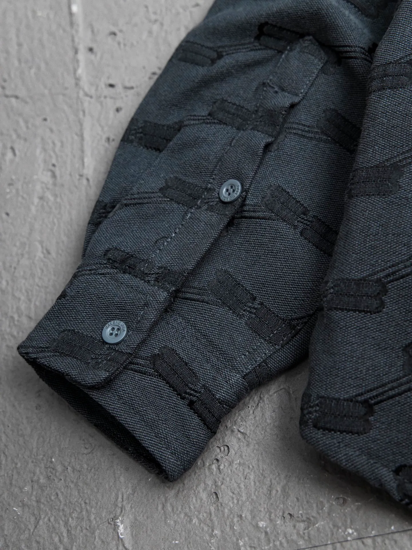 💰600 [Highest version] Balenciaga / Balenciaga Blcg 24FW catwalk style Double B lock second-hand jacquard lapel shirt jacket and cotton coat Correct version Raw material high-density cotton canvas Full jacquard process after final dyeing to create classic BB presbyopia pattern Diamond-shaped quilted cotton lining Selected long-staple cotton Warm and comfortable OS ultra-loose silhouette design The whole dress is made of positioning flowers + restored flowers on the front placket, purely hand-cut Original molded custom brand logo five-claw snap button Original main mark washed label tag packaging bag Color: black/khaki Size: 46/48/50/52 Size chart: Length Chest Shoulder width Sleeve length 46: 68 130 51 55 48: 70 134 53 56 50: 72 138 55 57 52: 74 142 57 58 Note: There is a difference of 1~2CM due to manual measurement.