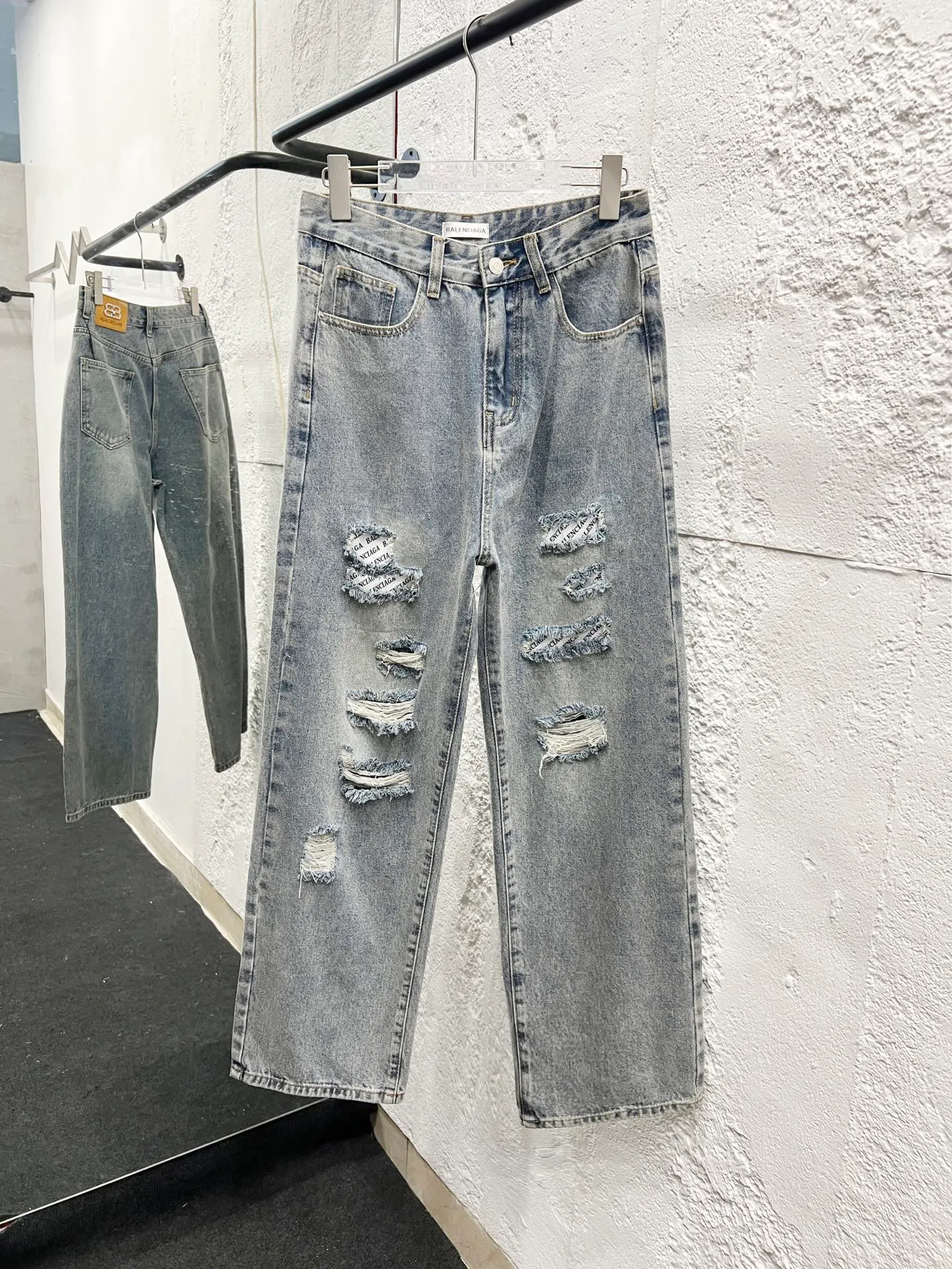 🅿️260 Style number: H909 Balenciaga & BALENCIAGA’s classic new ripped long logo jeans use unique technology to perfectly interpret the dreamlike colors of the Northern Lights. Each pair of jeans is unique and colorful, as if the mystery and beauty of the Northern Lights are worn on the body. The tie-dye process makes the color transition of the jeans natural and rich in layers, giving people an artistic visual enjoyment. Moreover, this process also makes the jeans softer and more comfortable, and they fit your body very well when worn, allowing you to show off your perfect body curves. They are made of high-quality denim fabric and carefully processed to have good wear resistance and durability. This new type of jeans uses tie-dye technology to interpret the dreamlike colors of the Northern Lights. It is not only fashionable and versatile, but also enhances your aura and becomes the focus of everyone's attention. Original goods, washed casual jeans, imported original washed stretch fabrics, comfortable and elastic, original hardware accessories decorated with logo, super correct version, extremely high grade, counter quality, fashionable and stylish upper body. The printing uses imported foam printing, customized buttons, YKK zippers. The complete set of accessories is customized in a one-to-one mold. Color: Gray Size: 28-30-32-34-36 (s-xxl)