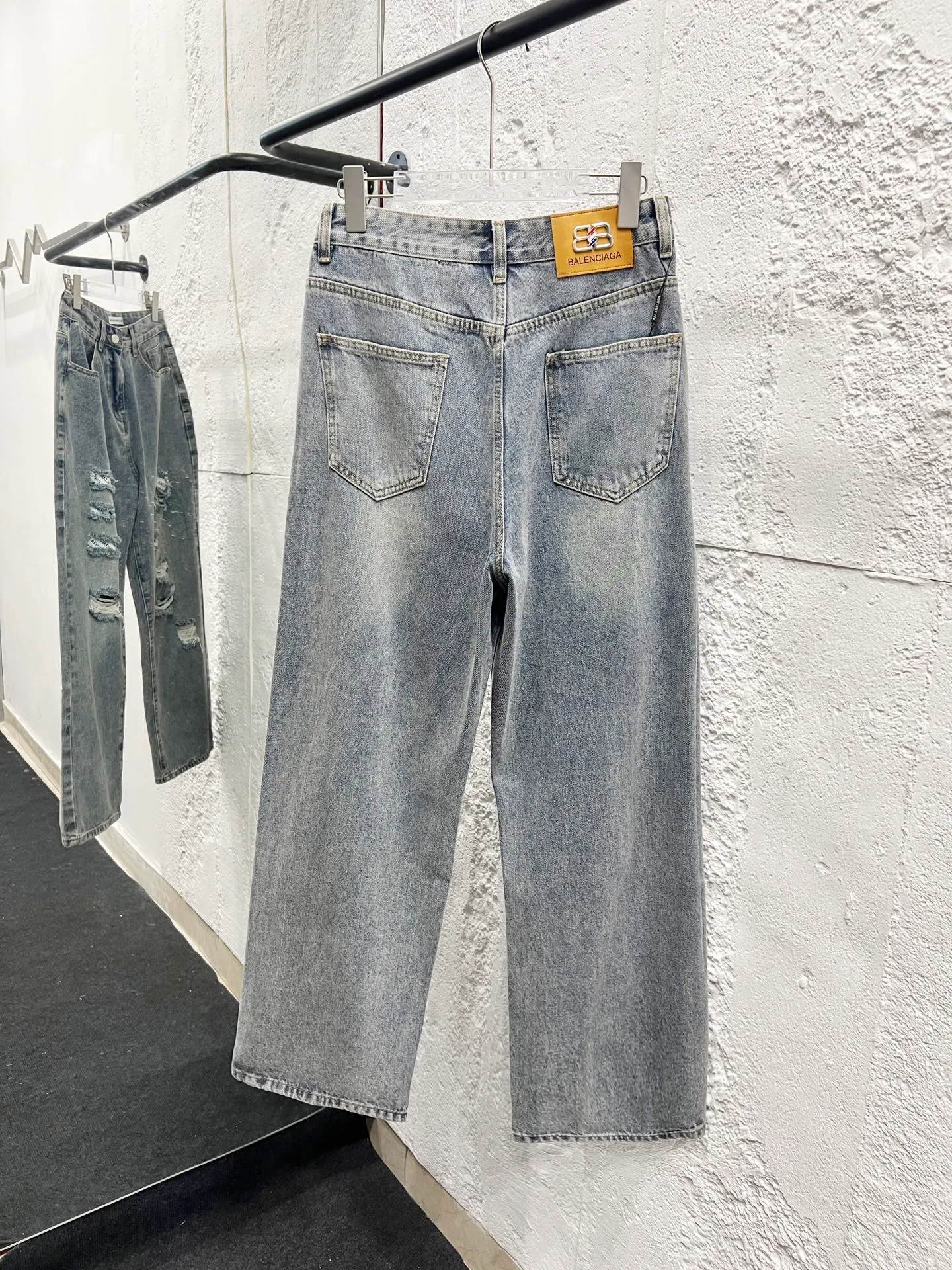 🅿️260 Style number: H909 Balenciaga & BALENCIAGA’s classic new ripped long logo jeans use unique technology to perfectly interpret the dreamlike colors of the Northern Lights. Each pair of jeans is unique and colorful, as if the mystery and beauty of the Northern Lights are worn on the body. The tie-dye process makes the color transition of the jeans natural and rich in layers, giving people an artistic visual enjoyment. Moreover, this process also makes the jeans softer and more comfortable, and they fit your body very well when worn, allowing you to show off your perfect body curves. They are made of high-quality denim fabric and carefully processed to have good wear resistance and durability. This new type of jeans uses tie-dye technology to interpret the dreamlike colors of the Northern Lights. It is not only fashionable and versatile, but also enhances your aura and becomes the focus of everyone's attention. Original goods, washed casual jeans, imported original washed stretch fabrics, comfortable and elastic, original hardware accessories decorated with logo, super correct version, extremely high grade, counter quality, fashionable and stylish upper body. The printing uses imported foam printing, customized buttons, YKK zippers. The complete set of accessories is customized in a one-to-one mold. Color: Gray Size: 28-30-32-34-36 (s-xxl)