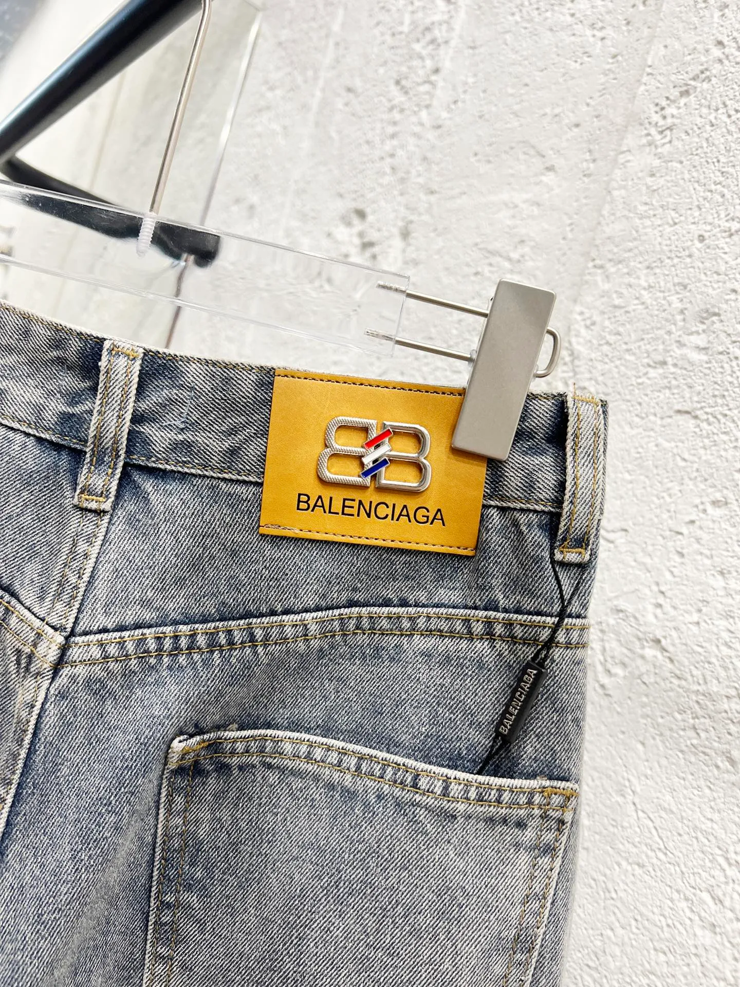 🅿️260 Style number: H909 Balenciaga & BALENCIAGA’s classic new ripped long logo jeans use unique technology to perfectly interpret the dreamlike colors of the Northern Lights. Each pair of jeans is unique and colorful, as if the mystery and beauty of the Northern Lights are worn on the body. The tie-dye process makes the color transition of the jeans natural and rich in layers, giving people an artistic visual enjoyment. Moreover, this process also makes the jeans softer and more comfortable, and they fit your body very well when worn, allowing you to show off your perfect body curves. They are made of high-quality denim fabric and carefully processed to have good wear resistance and durability. This new type of jeans uses tie-dye technology to interpret the dreamlike colors of the Northern Lights. It is not only fashionable and versatile, but also enhances your aura and becomes the focus of everyone's attention. Original goods, washed casual jeans, imported original washed stretch fabrics, comfortable and elastic, original hardware accessories decorated with logo, super correct version, extremely high grade, counter quality, fashionable and stylish upper body. The printing uses imported foam printing, customized buttons, YKK zippers. The complete set of accessories is customized in a one-to-one mold. Color: Gray Size: 28-30-32-34-36 (s-xxl)