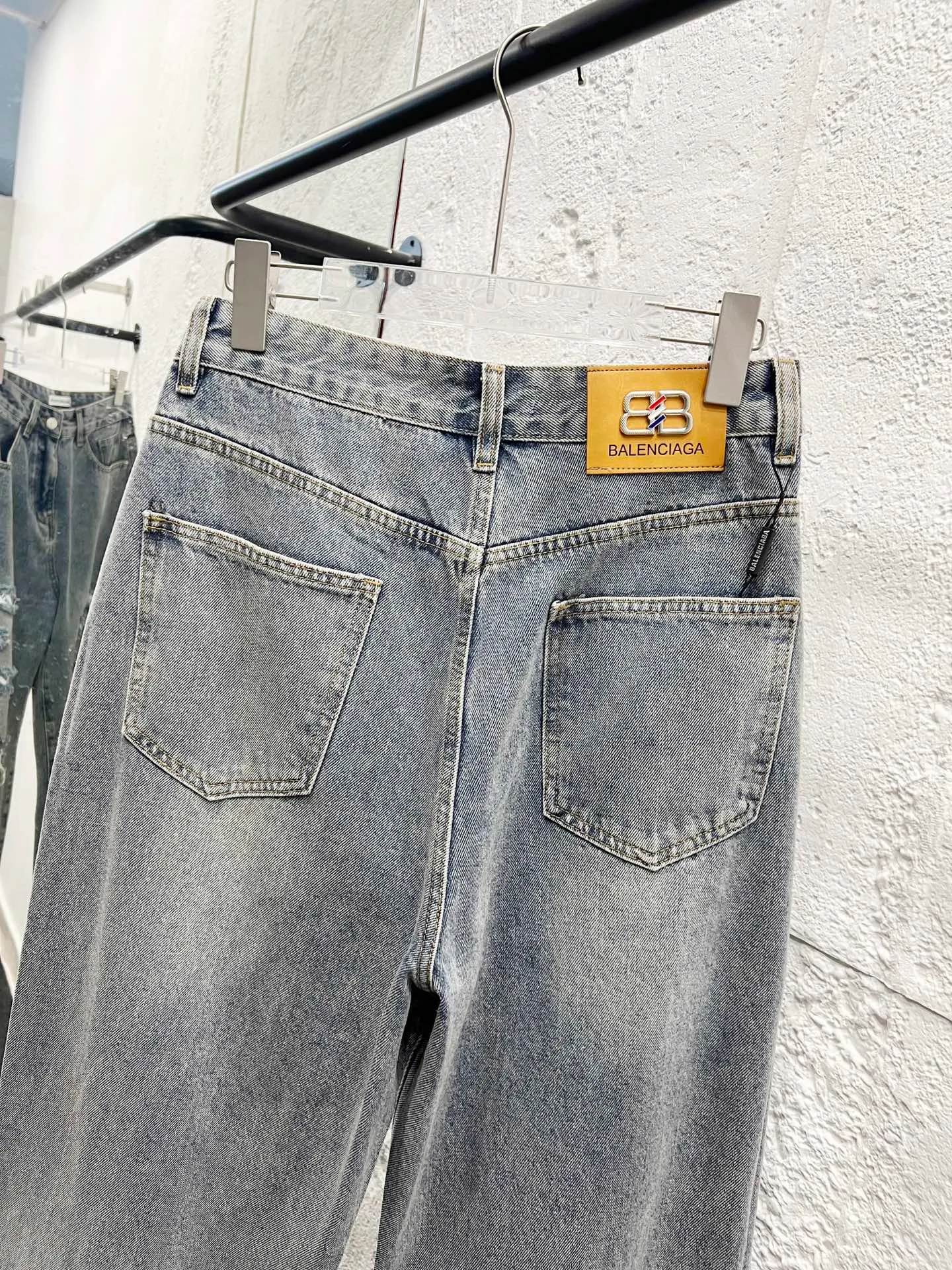 🅿️260 Style number: H909 Balenciaga & BALENCIAGA’s classic new ripped long logo jeans use unique technology to perfectly interpret the dreamlike colors of the Northern Lights. Each pair of jeans is unique and colorful, as if the mystery and beauty of the Northern Lights are worn on the body. The tie-dye process makes the color transition of the jeans natural and rich in layers, giving people an artistic visual enjoyment. Moreover, this process also makes the jeans softer and more comfortable, and they fit your body very well when worn, allowing you to show off your perfect body curves. They are made of high-quality denim fabric and carefully processed to have good wear resistance and durability. This new type of jeans uses tie-dye technology to interpret the dreamlike colors of the Northern Lights. It is not only fashionable and versatile, but also enhances your aura and becomes the focus of everyone's attention. Original goods, washed casual jeans, imported original washed stretch fabrics, comfortable and elastic, original hardware accessories decorated with logo, super correct version, extremely high grade, counter quality, fashionable and stylish upper body. The printing uses imported foam printing, customized buttons, YKK zippers. The complete set of accessories is customized in a one-to-one mold. Color: Gray Size: 28-30-32-34-36 (s-xxl)