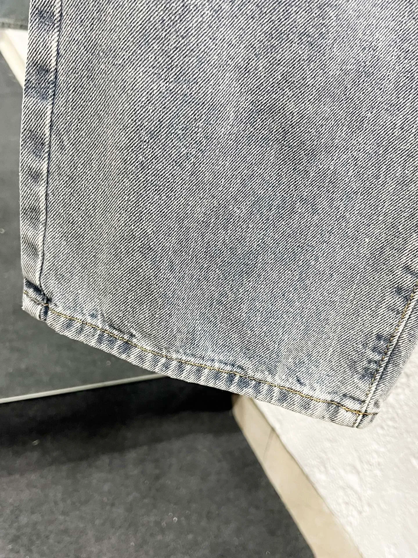 🅿️260 Style number: H909 Balenciaga & BALENCIAGA’s classic new ripped long logo jeans use unique technology to perfectly interpret the dreamlike colors of the Northern Lights. Each pair of jeans is unique and colorful, as if the mystery and beauty of the Northern Lights are worn on the body. The tie-dye process makes the color transition of the jeans natural and rich in layers, giving people an artistic visual enjoyment. Moreover, this process also makes the jeans softer and more comfortable, and they fit your body very well when worn, allowing you to show off your perfect body curves. They are made of high-quality denim fabric and carefully processed to have good wear resistance and durability. This new type of jeans uses tie-dye technology to interpret the dreamlike colors of the Northern Lights. It is not only fashionable and versatile, but also enhances your aura and becomes the focus of everyone's attention. Original goods, washed casual jeans, imported original washed stretch fabrics, comfortable and elastic, original hardware accessories decorated with logo, super correct version, extremely high grade, counter quality, fashionable and stylish upper body. The printing uses imported foam printing, customized buttons, YKK zippers. The complete set of accessories is customized in a one-to-one mold. Color: Gray Size: 28-30-32-34-36 (s-xxl)
