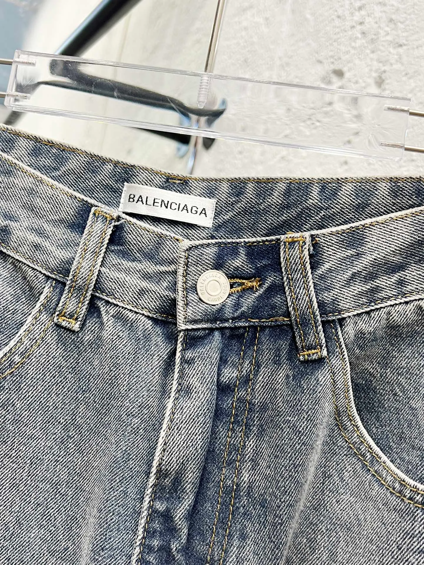 🅿️260 Style number: H909 Balenciaga & BALENCIAGA’s classic new ripped long logo jeans use unique technology to perfectly interpret the dreamlike colors of the Northern Lights. Each pair of jeans is unique and colorful, as if the mystery and beauty of the Northern Lights are worn on the body. The tie-dye process makes the color transition of the jeans natural and rich in layers, giving people an artistic visual enjoyment. Moreover, this process also makes the jeans softer and more comfortable, and they fit your body very well when worn, allowing you to show off your perfect body curves. They are made of high-quality denim fabric and carefully processed to have good wear resistance and durability. This new type of jeans uses tie-dye technology to interpret the dreamlike colors of the Northern Lights. It is not only fashionable and versatile, but also enhances your aura and becomes the focus of everyone's attention. Original goods, washed casual jeans, imported original washed stretch fabrics, comfortable and elastic, original hardware accessories decorated with logo, super correct version, extremely high grade, counter quality, fashionable and stylish upper body. The printing uses imported foam printing, customized buttons, YKK zippers. The complete set of accessories is customized in a one-to-one mold. Color: Gray Size: 28-30-32-34-36 (s-xxl)