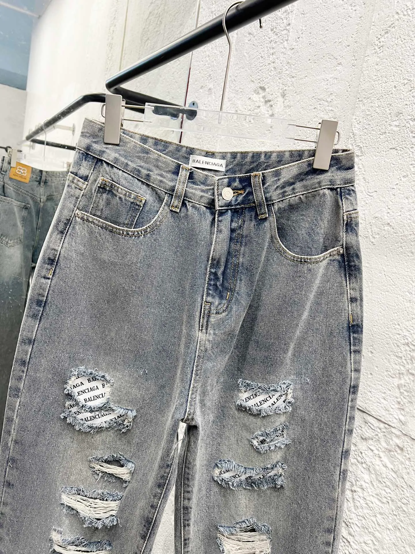 🅿️260 Style number: H909 Balenciaga & BALENCIAGA’s classic new ripped long logo jeans use unique technology to perfectly interpret the dreamlike colors of the Northern Lights. Each pair of jeans is unique and colorful, as if the mystery and beauty of the Northern Lights are worn on the body. The tie-dye process makes the color transition of the jeans natural and rich in layers, giving people an artistic visual enjoyment. Moreover, this process also makes the jeans softer and more comfortable, and they fit your body very well when worn, allowing you to show off your perfect body curves. They are made of high-quality denim fabric and carefully processed to have good wear resistance and durability. This new type of jeans uses tie-dye technology to interpret the dreamlike colors of the Northern Lights. It is not only fashionable and versatile, but also enhances your aura and becomes the focus of everyone's attention. Original goods, washed casual jeans, imported original washed stretch fabrics, comfortable and elastic, original hardware accessories decorated with logo, super correct version, extremely high grade, counter quality, fashionable and stylish upper body. The printing uses imported foam printing, customized buttons, YKK zippers. The complete set of accessories is customized in a one-to-one mold. Color: Gray Size: 28-30-32-34-36 (s-xxl)