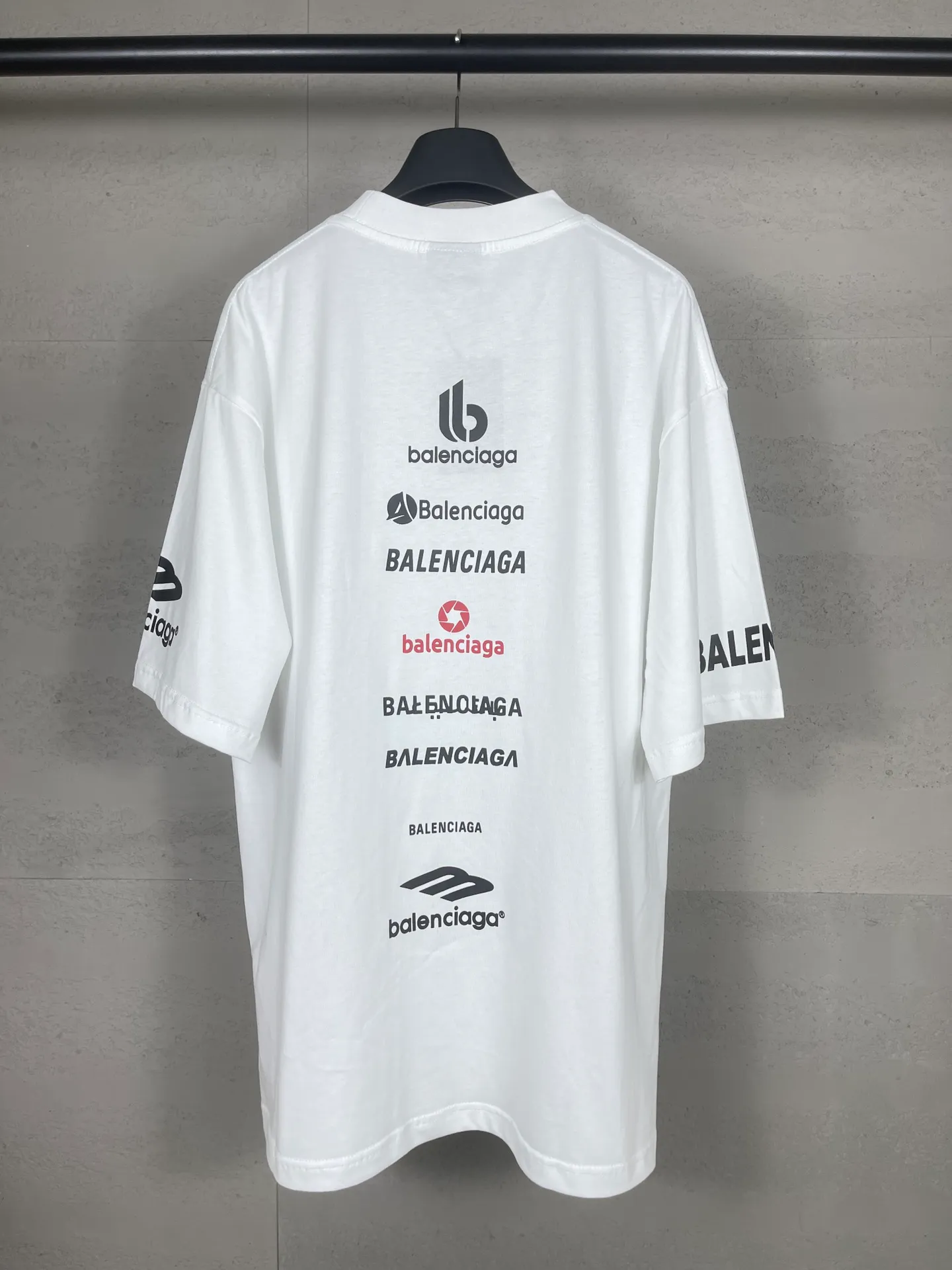 🅿️180 real photos [Top version. Official website quality] BALENCI*GA/Paris. Multi-element trademark LOGO short-sleeved T-shirt 2024 new style. All pattern details, colors, Y-board customization, brick cabinet synchronization. Genuine product developed in the first time, happy to print and compare! The fabric is made of Paris ZP custom-woven and dyed cotton double yarn. Weighing 260 grams, the cloth surface is clean. The cloth pattern is clear, soft and comfortable. The threads are dyed with no color difference. The printing uses environmentally friendly imported materials, the letters are clear and the effect is three-dimensional. The version adopts OS loose shoulder design. Same style for men and women. Code: BL223375 Color: black, white Size: XS to L