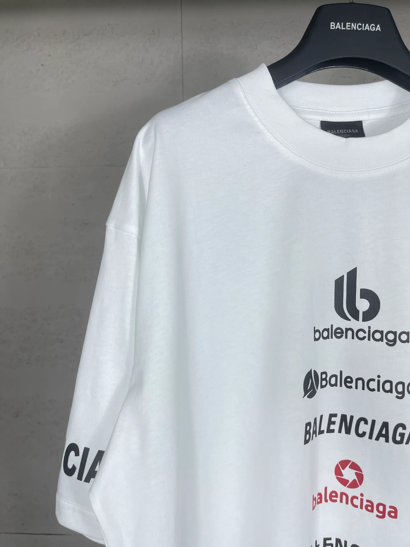 🅿️180 real photos [Top version. Official website quality] BALENCI*GA/Paris. Multi-element trademark LOGO short-sleeved T-shirt 2024 new style. All pattern details, colors, Y-board customization, brick cabinet synchronization. Genuine product developed in the first time, happy to print and compare! The fabric is made of Paris ZP custom-woven and dyed cotton double yarn. Weighing 260 grams, the cloth surface is clean. The cloth pattern is clear, soft and comfortable. The threads are dyed with no color difference. The printing uses environmentally friendly imported materials, the letters are clear and the effect is three-dimensional. The version adopts OS loose shoulder design. Same style for men and women. Code: BL223375 Color: black, white Size: XS to L