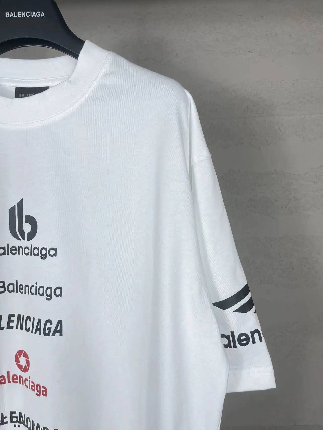 🅿️180 real photos [Top version. Official website quality] BALENCI*GA/Paris. Multi-element trademark LOGO short-sleeved T-shirt 2024 new style. All pattern details, colors, Y-board customization, brick cabinet synchronization. Genuine product developed in the first time, happy to print and compare! The fabric is made of Paris ZP custom-woven and dyed cotton double yarn. Weighing 260 grams, the cloth surface is clean. The cloth pattern is clear, soft and comfortable. The threads are dyed with no color difference. The printing uses environmentally friendly imported materials, the letters are clear and the effect is three-dimensional. The version adopts OS loose shoulder design. Same style for men and women. Code: BL223375 Color: black, white Size: XS to L