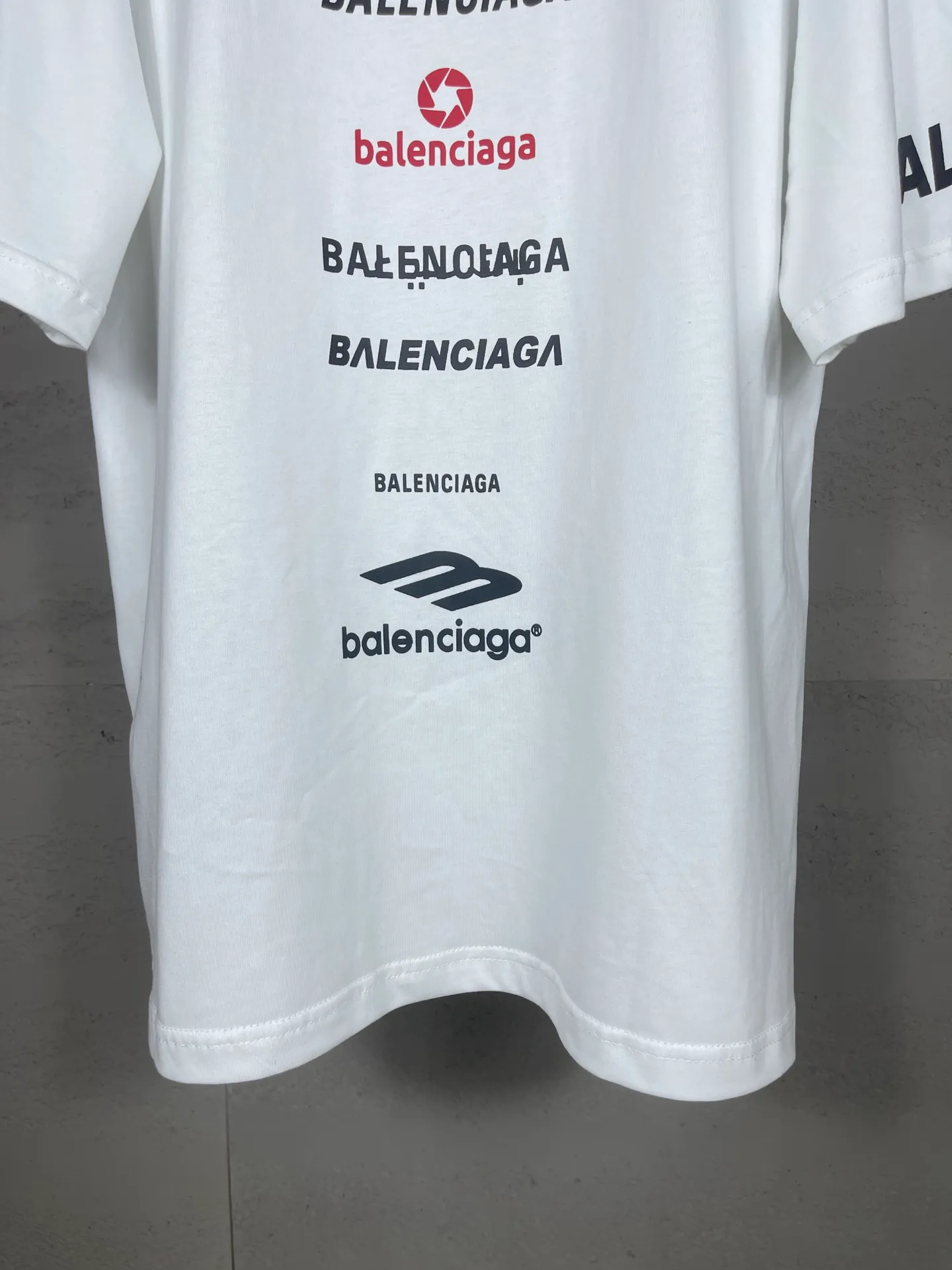 🅿️180 real photos [Top version. Official website quality] BALENCI*GA/Paris. Multi-element trademark LOGO short-sleeved T-shirt 2024 new style. All pattern details, colors, Y-board customization, brick cabinet synchronization. Genuine product developed in the first time, happy to print and compare! The fabric is made of Paris ZP custom-woven and dyed cotton double yarn. Weighing 260 grams, the cloth surface is clean. The cloth pattern is clear, soft and comfortable. The threads are dyed with no color difference. The printing uses environmentally friendly imported materials, the letters are clear and the effect is three-dimensional. The version adopts OS loose shoulder design. Same style for men and women. Code: BL223375 Color: black, white Size: XS to L