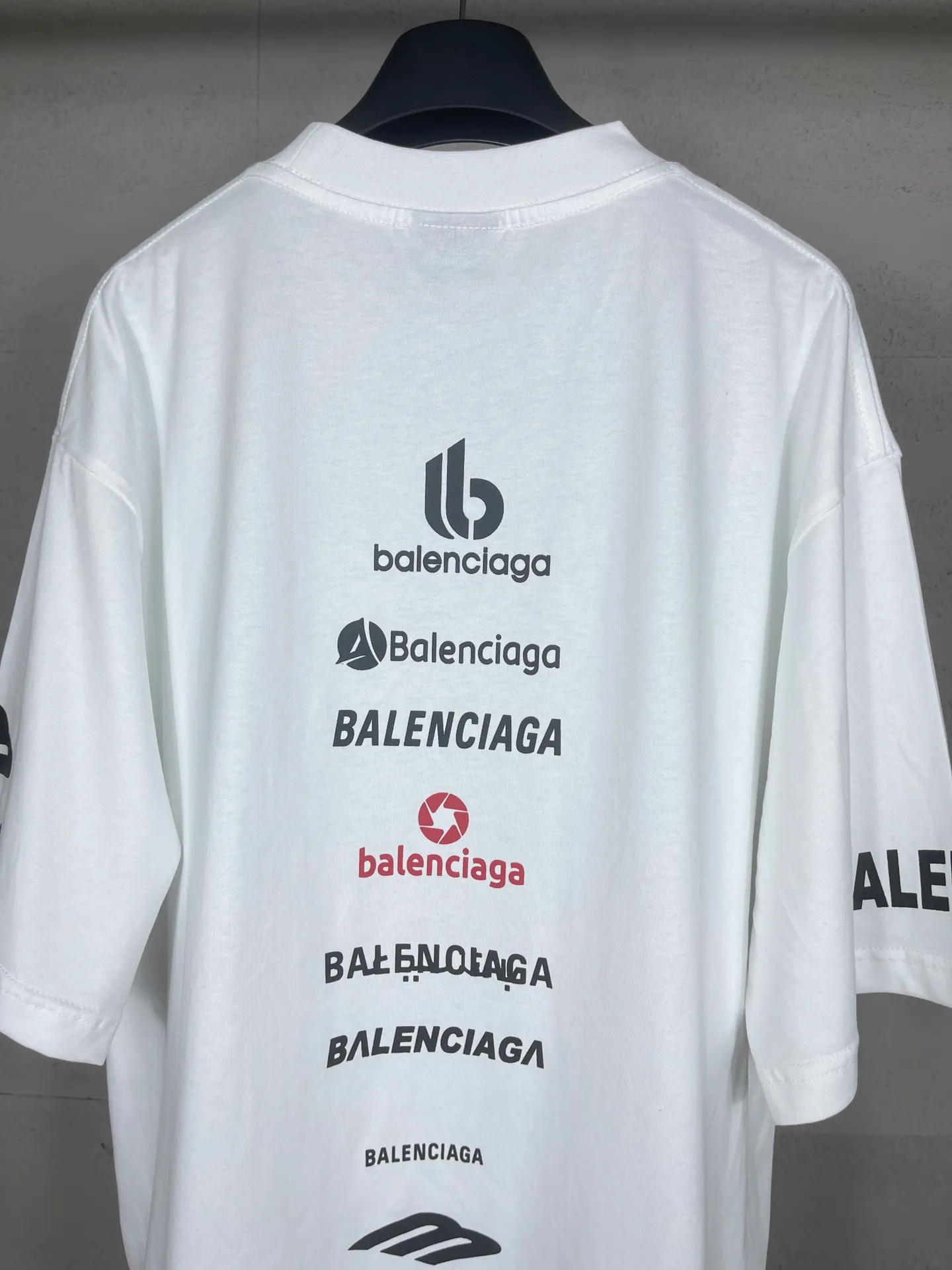 🅿️180 real photos [Top version. Official website quality] BALENCI*GA/Paris. Multi-element trademark LOGO short-sleeved T-shirt 2024 new style. All pattern details, colors, Y-board customization, brick cabinet synchronization. Genuine product developed in the first time, happy to print and compare! The fabric is made of Paris ZP custom-woven and dyed cotton double yarn. Weighing 260 grams, the cloth surface is clean. The cloth pattern is clear, soft and comfortable. The threads are dyed with no color difference. The printing uses environmentally friendly imported materials, the letters are clear and the effect is three-dimensional. The version adopts OS loose shoulder design. Same style for men and women. Code: BL223375 Color: black, white Size: XS to L