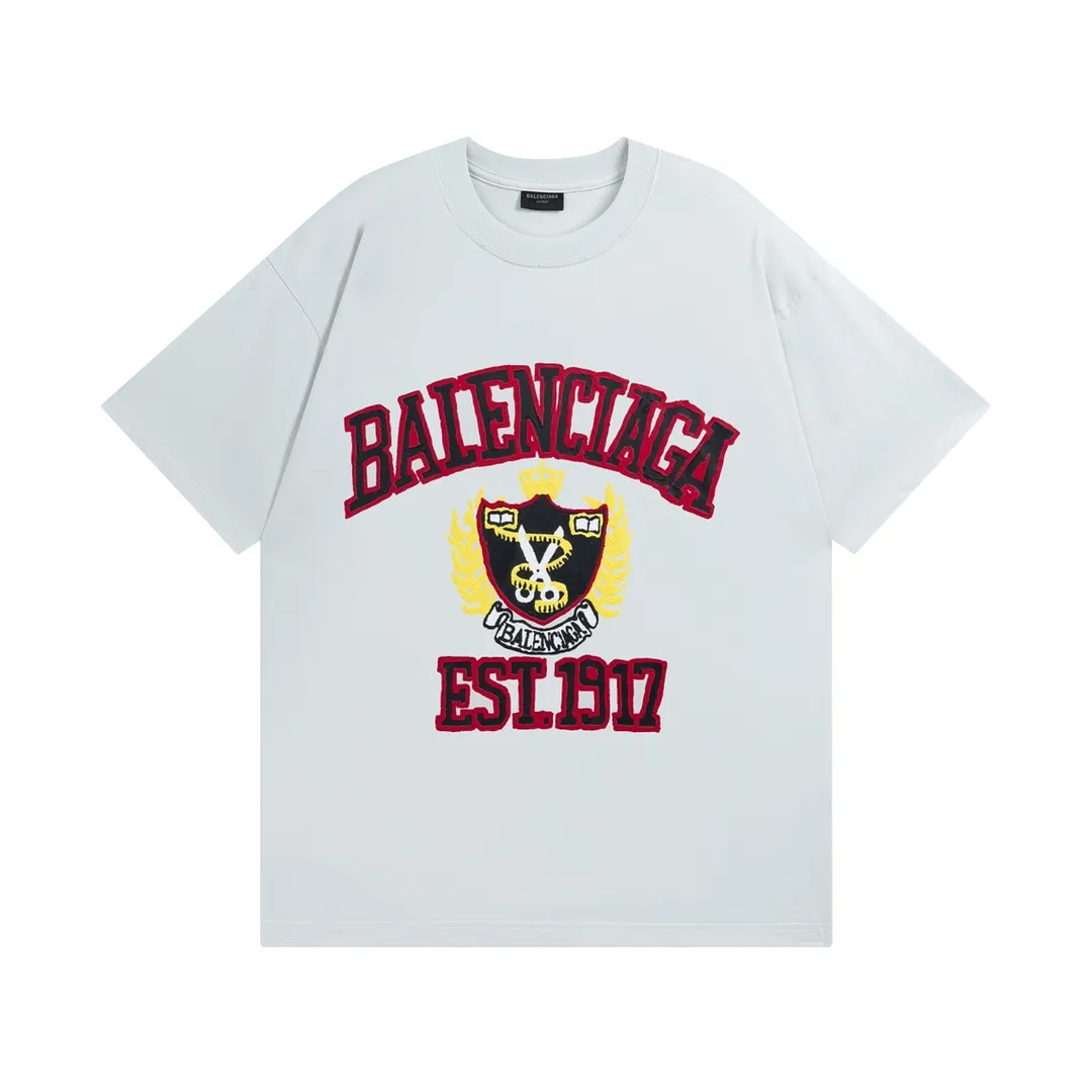 🅿️180 Detailed Pictures [Top version. Official website quality] BALENCI*GA/Paris. 23 spring new style, crown wheat scissors foam printing technology. Ready-to-wear distressed washed short-sleeved T-shirt. Brick cabinet synchronization. The fabric is made of Paris ZP custom-woven and dyed 100% cotton double yarn compact cotton. The weight is 260 grams, the cloth surface is clean. The cloth pattern is clear, soft and comfortable. The threads are dyed with no color difference. The classic pattern is printed with environmentally friendly imported materials, hand-painted effect foam printing, the effect is three-dimensional and restores the brick cabinet. Different market currencies, welcome to compare. The version adopts OS loose shoulder design. Same style for men and women. Code: BL223100 Color: washed black, off-white Size: XS to L