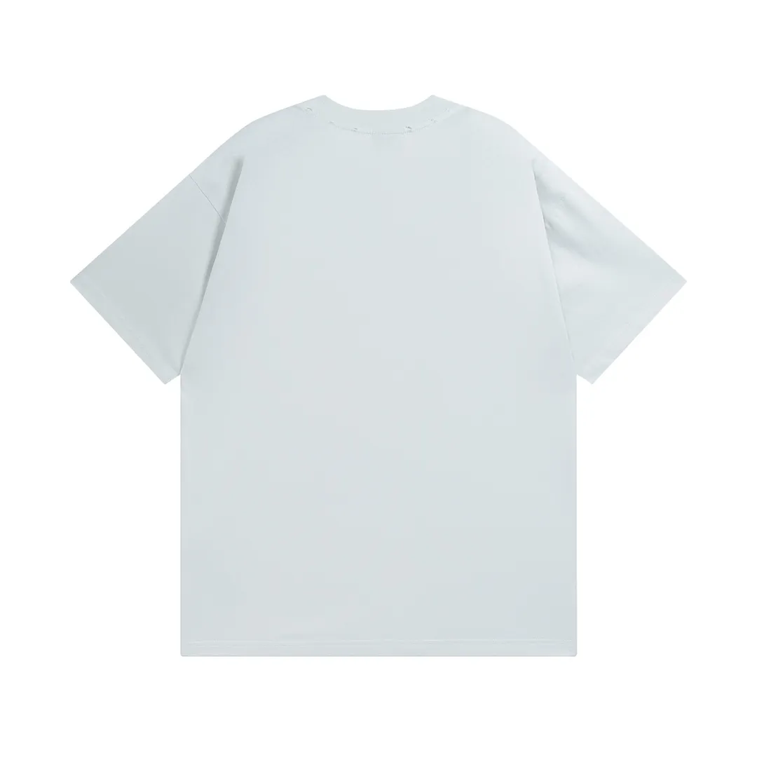 🅿️180 Detailed Pictures [Top version. Official website quality] BALENCI*GA/Paris. 23 spring new style, crown wheat scissors foam printing technology. Ready-to-wear distressed washed short-sleeved T-shirt. Brick cabinet synchronization. The fabric is made of Paris ZP custom-woven and dyed 100% cotton double yarn compact cotton. The weight is 260 grams, the cloth surface is clean. The cloth pattern is clear, soft and comfortable. The threads are dyed with no color difference. The classic pattern is printed with environmentally friendly imported materials, hand-painted effect foam printing, the effect is three-dimensional and restores the brick cabinet. Different market currencies, welcome to compare. The version adopts OS loose shoulder design. Same style for men and women. Code: BL223100 Color: washed black, off-white Size: XS to L