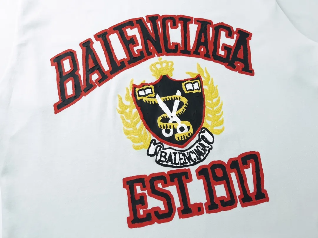 🅿️180 Detailed Pictures [Top version. Official website quality] BALENCI*GA/Paris. 23 spring new style, crown wheat scissors foam printing technology. Ready-to-wear distressed washed short-sleeved T-shirt. Brick cabinet synchronization. The fabric is made of Paris ZP custom-woven and dyed 100% cotton double yarn compact cotton. The weight is 260 grams, the cloth surface is clean. The cloth pattern is clear, soft and comfortable. The threads are dyed with no color difference. The classic pattern is printed with environmentally friendly imported materials, hand-painted effect foam printing, the effect is three-dimensional and restores the brick cabinet. Different market currencies, welcome to compare. The version adopts OS loose shoulder design. Same style for men and women. Code: BL223100 Color: washed black, off-white Size: XS to L