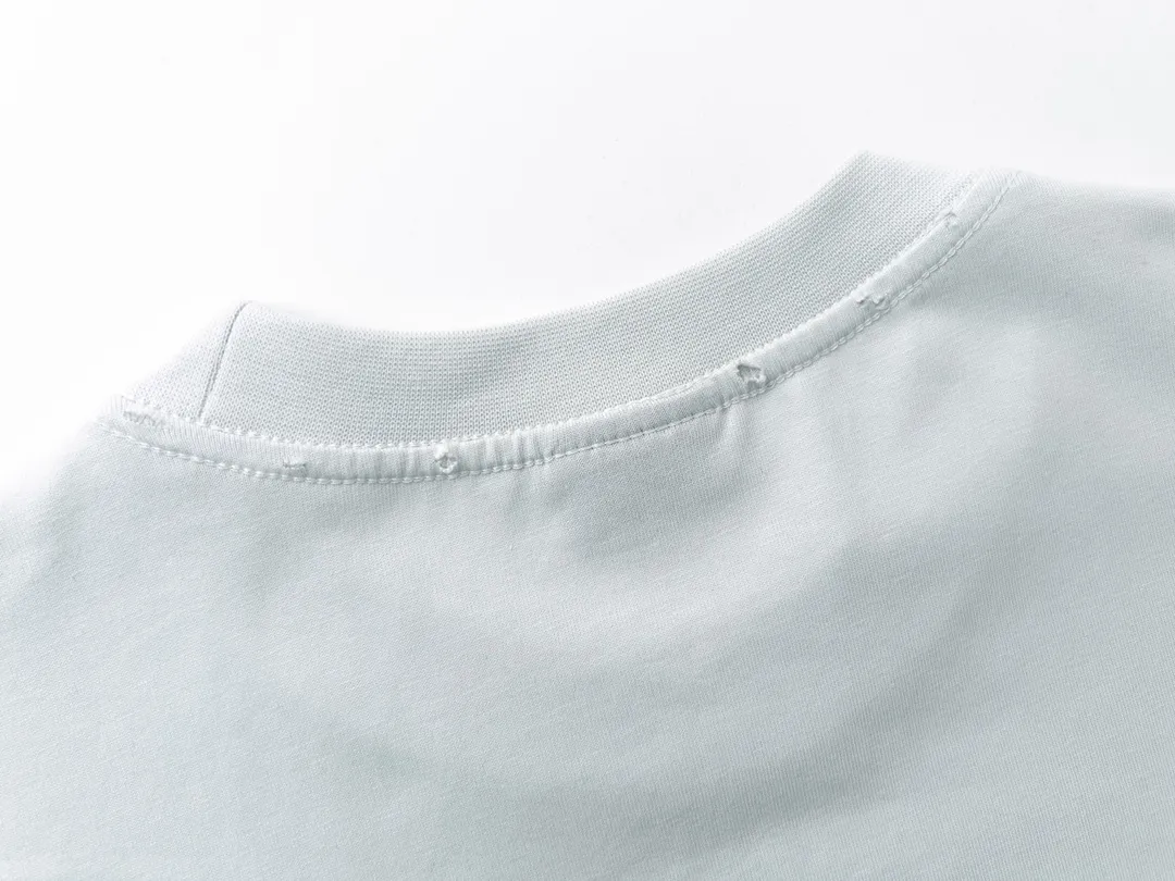 🅿️180 Detailed Pictures [Top version. Official website quality] BALENCI*GA/Paris. 23 spring new style, crown wheat scissors foam printing technology. Ready-to-wear distressed washed short-sleeved T-shirt. Brick cabinet synchronization. The fabric is made of Paris ZP custom-woven and dyed 100% cotton double yarn compact cotton. The weight is 260 grams, the cloth surface is clean. The cloth pattern is clear, soft and comfortable. The threads are dyed with no color difference. The classic pattern is printed with environmentally friendly imported materials, hand-painted effect foam printing, the effect is three-dimensional and restores the brick cabinet. Different market currencies, welcome to compare. The version adopts OS loose shoulder design. Same style for men and women. Code: BL223100 Color: washed black, off-white Size: XS to L