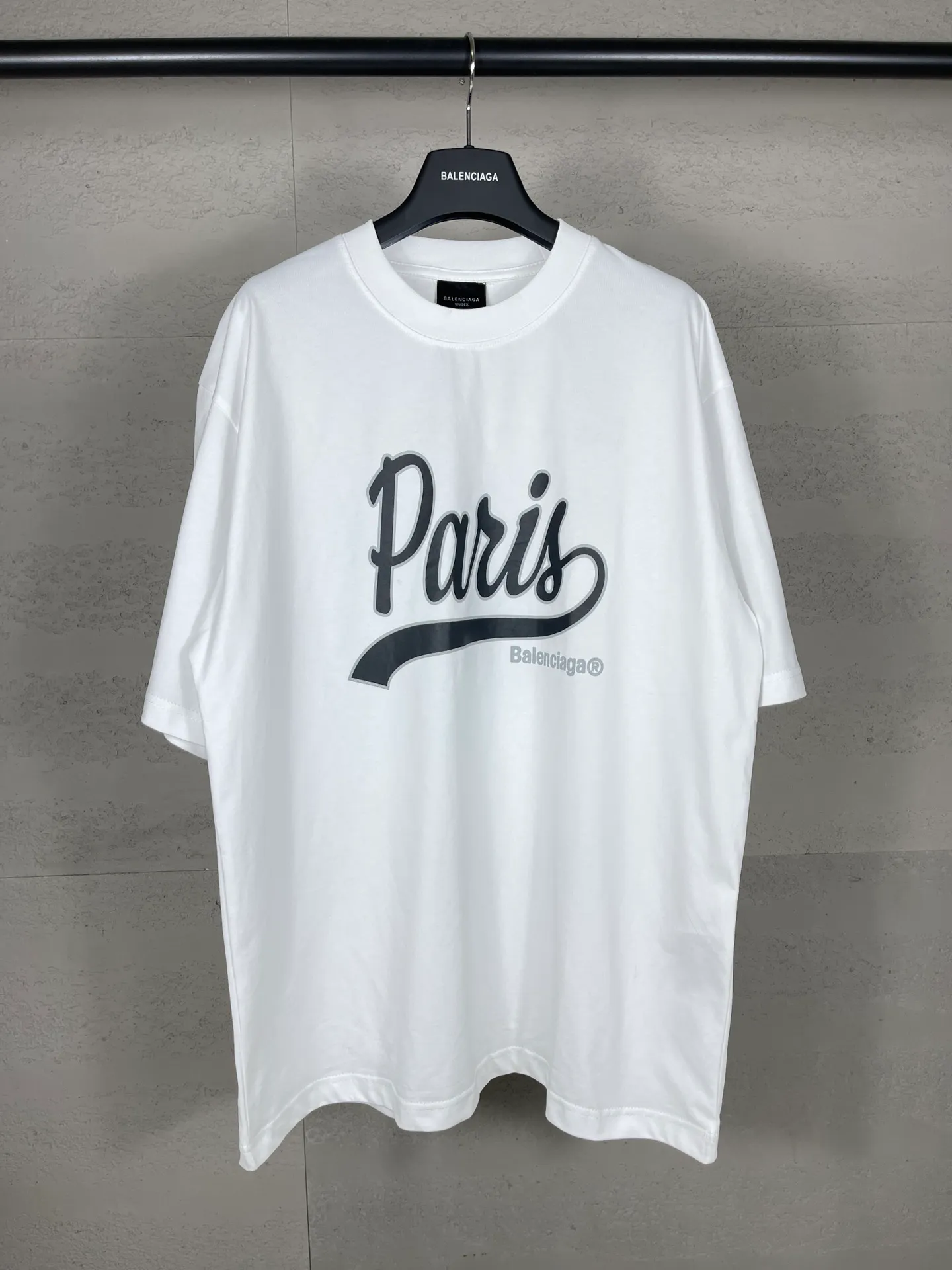 🅿️180 photos [Top version. Official website quality] BALENCI*GA/Paris. SS24 latest model, enjoy Paris art print short-sleeved T-shirt on the front. Brick cabinet synchronization. Genuine product developed in the first time, happy to print and compare! The fabric is made of Paris ZP custom-woven and dyed cotton double yarn. Weighing 260 grams, the cloth surface is clean. The cloth pattern is clear, soft and comfortable. The threads are dyed with no color difference. The printing uses environmentally friendly imported materials. The letters are clear and the effect is three-dimensional. The version adopts OS loose shoulder design. Same style for men and women. Code: BL223370 Color: Lake blue, red, white Size: XS S M L