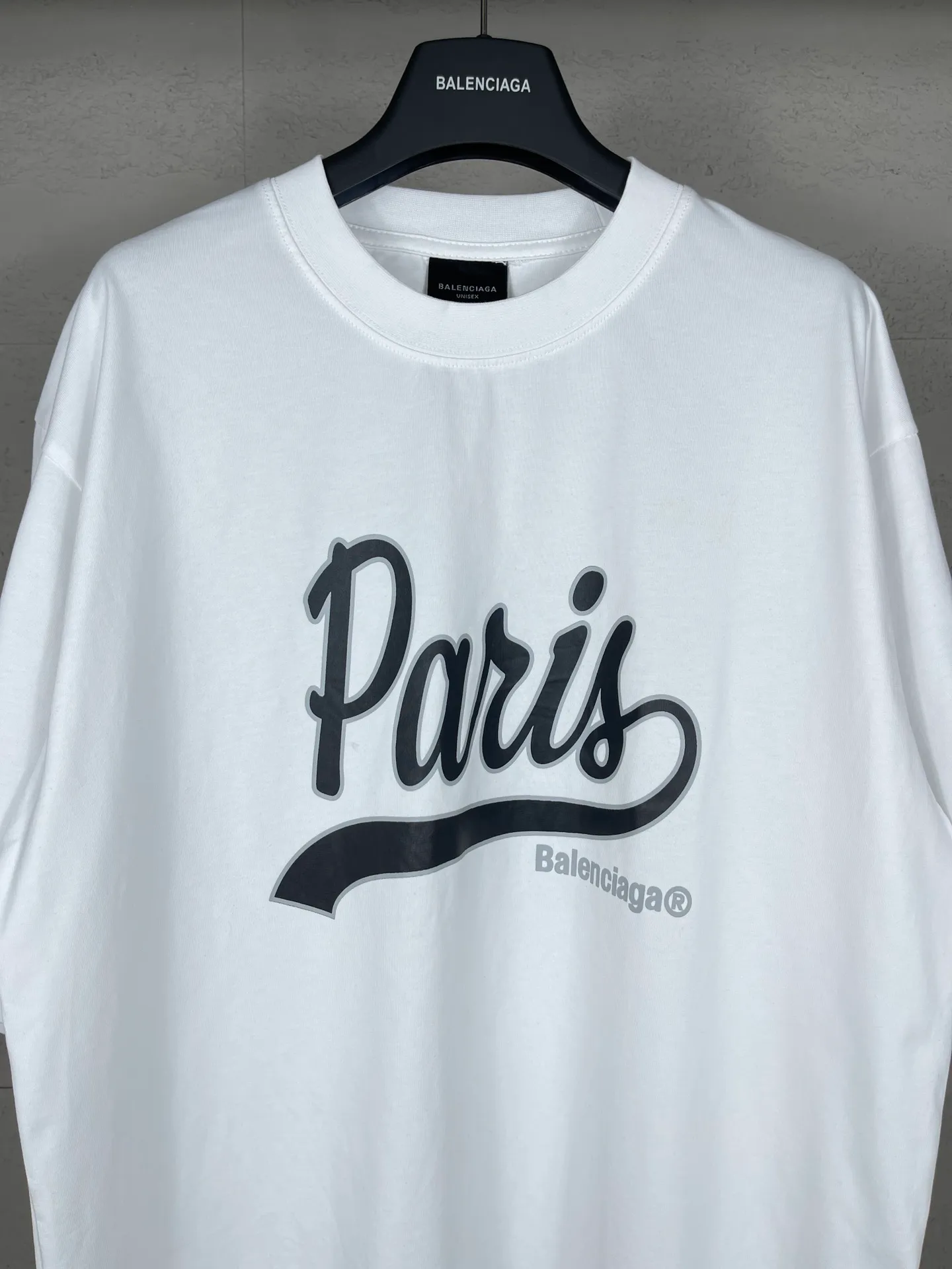 🅿️180 photos [Top version. Official website quality] BALENCI*GA/Paris. SS24 latest model, enjoy Paris art print short-sleeved T-shirt on the front. Brick cabinet synchronization. Genuine product developed in the first time, happy to print and compare! The fabric is made of Paris ZP custom-woven and dyed cotton double yarn. Weighing 260 grams, the cloth surface is clean. The cloth pattern is clear, soft and comfortable. The threads are dyed with no color difference. The printing uses environmentally friendly imported materials. The letters are clear and the effect is three-dimensional. The version adopts OS loose shoulder design. Same style for men and women. Code: BL223370 Color: Lake blue, red, white Size: XS S M L