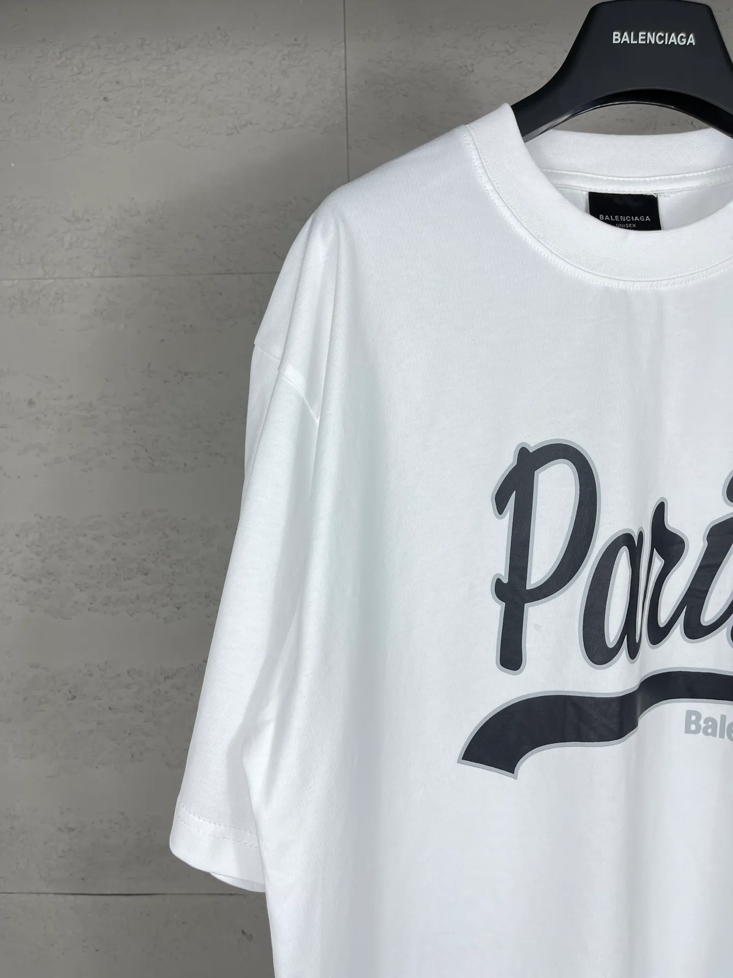 🅿️180 photos [Top version. Official website quality] BALENCI*GA/Paris. SS24 latest model, enjoy Paris art print short-sleeved T-shirt on the front. Brick cabinet synchronization. Genuine product developed in the first time, happy to print and compare! The fabric is made of Paris ZP custom-woven and dyed cotton double yarn. Weighing 260 grams, the cloth surface is clean. The cloth pattern is clear, soft and comfortable. The threads are dyed with no color difference. The printing uses environmentally friendly imported materials. The letters are clear and the effect is three-dimensional. The version adopts OS loose shoulder design. Same style for men and women. Code: BL223370 Color: Lake blue, red, white Size: XS S M L