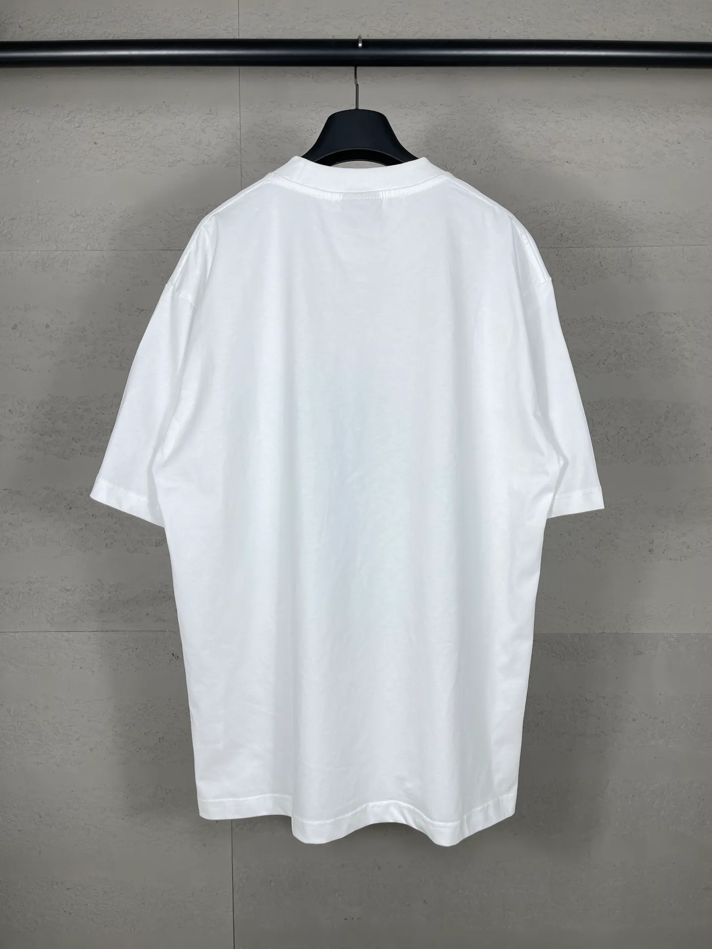 🅿️180 photos [Top version. Official website quality] BALENCI*GA/Paris. SS24 latest model, enjoy Paris art print short-sleeved T-shirt on the front. Brick cabinet synchronization. Genuine product developed in the first time, happy to print and compare! The fabric is made of Paris ZP custom-woven and dyed cotton double yarn. Weighing 260 grams, the cloth surface is clean. The cloth pattern is clear, soft and comfortable. The threads are dyed with no color difference. The printing uses environmentally friendly imported materials. The letters are clear and the effect is three-dimensional. The version adopts OS loose shoulder design. Same style for men and women. Code: BL223370 Color: Lake blue, red, white Size: XS S M L