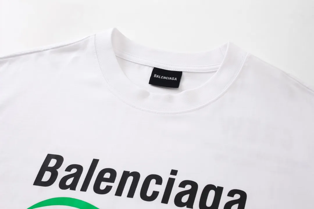 🅿️170 Detail Picture [Top version. Official website quality] BALENCI*GA/Paris BALENCI*GA#2023 new model, multi-logo classic printed short-sleeved T-shirt. The fabric is made of Paris ZP custom-woven and dyed 100% cotton double yarn compact cotton. The weight is 260 grams, the cloth surface is clean. The cloth pattern is clear. Soft and comfortable. Good color fastness. Not easy to change color. The threads are woven and dyed with no color difference. Printing uses computer direct printing. The effect is three-dimensional and has no burrs. The version adopts OS loose shoulder design. Same style for men and women. Code: BL223205 Color: Black. White Size: XS to L