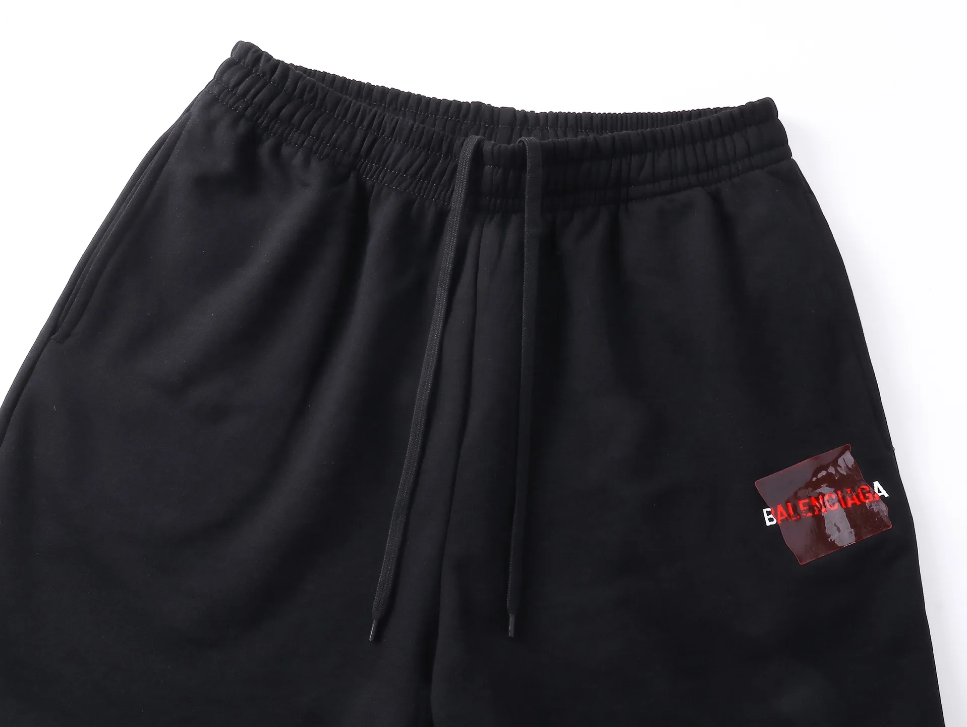 🅿️210 real photos [Top version. Official website quality] BALENCI*GA/Paris. 2025 new model. Paris letter LOGO embroidered tape-laminated shorts. Brick cabinet synchronization. Genuine product developed at the first time, please print and compare! The fabric is made of Paris ZP custom-woven and dyed 100% cotton terry sweatshirt. The weight is 460 grams. The cloth surface is clean. The cloth pattern is clear and the hand feels soft and comfortable. The embroidery uses an imported Tajima embroidery machine. The letters are clear and the effect is three-dimensional. The version adopts a loose version. Same style for men and women. Code: BL257005 Color: Black Size: XS S M L