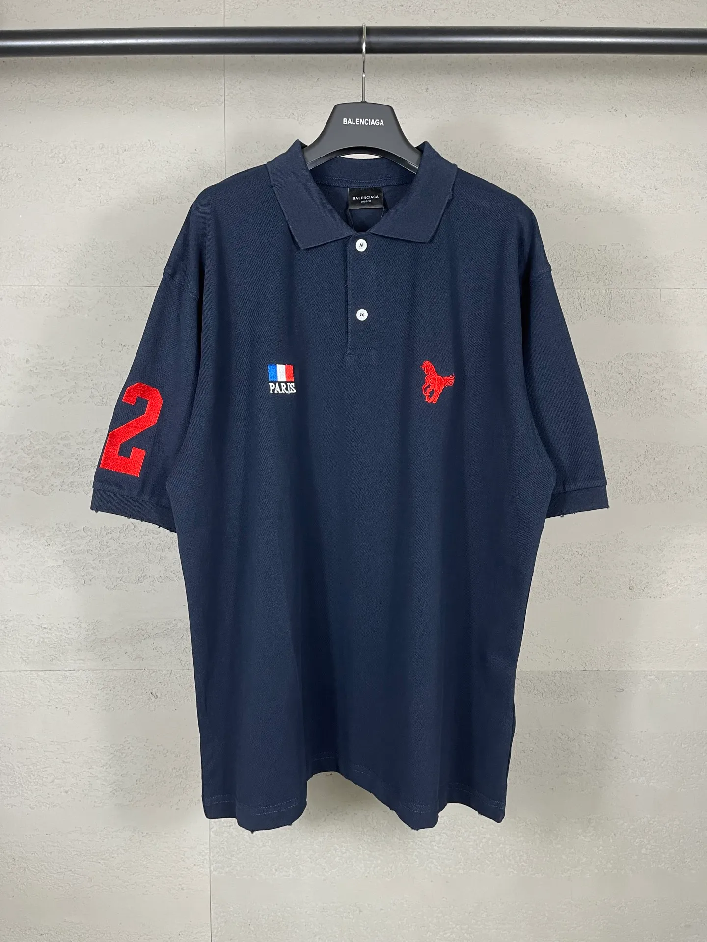 🅿️240 real photos [Top version. Official website quality] BALENCI*GA/Paris #2025 war horse embroidery frayed old POLO shirt, washed and worn, full of design. Welcome to compare. The fabric is made of Paris ZP custom-woven and dyed cotton pique, with a weight of 260 grams. The cloth surface is clean. The cloth pattern is clear, soft and comfortable. The threads are woven and dyed with no color difference. The embroidered LOGO is embroidered using imported Tajima embroidery machine. The effect is three-dimensional. Restore the brick cabinet, adopt the OS loose shoulder style. Same style for men and women. Code: BL252210 Color: royal blue Size: XS S M L