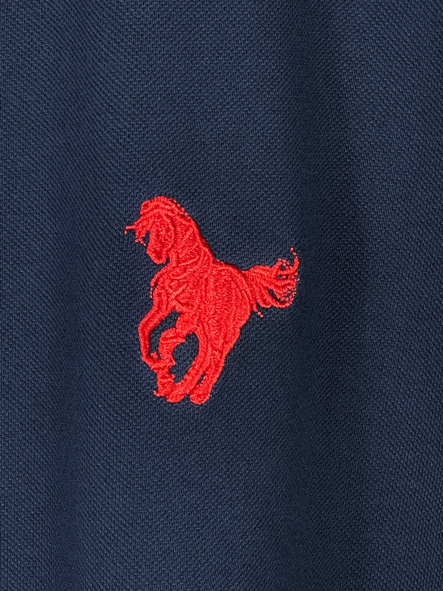 🅿️240 real photos [Top version. Official website quality] BALENCI*GA/Paris #2025 war horse embroidery frayed old POLO shirt, washed and worn, full of design. Welcome to compare. The fabric is made of Paris ZP custom-woven and dyed cotton pique, with a weight of 260 grams. The cloth surface is clean. The cloth pattern is clear, soft and comfortable. The threads are woven and dyed with no color difference. The embroidered LOGO is embroidered using imported Tajima embroidery machine. The effect is three-dimensional. Restore the brick cabinet, adopt the OS loose shoulder style. Same style for men and women. Code: BL252210 Color: royal blue Size: XS S M L