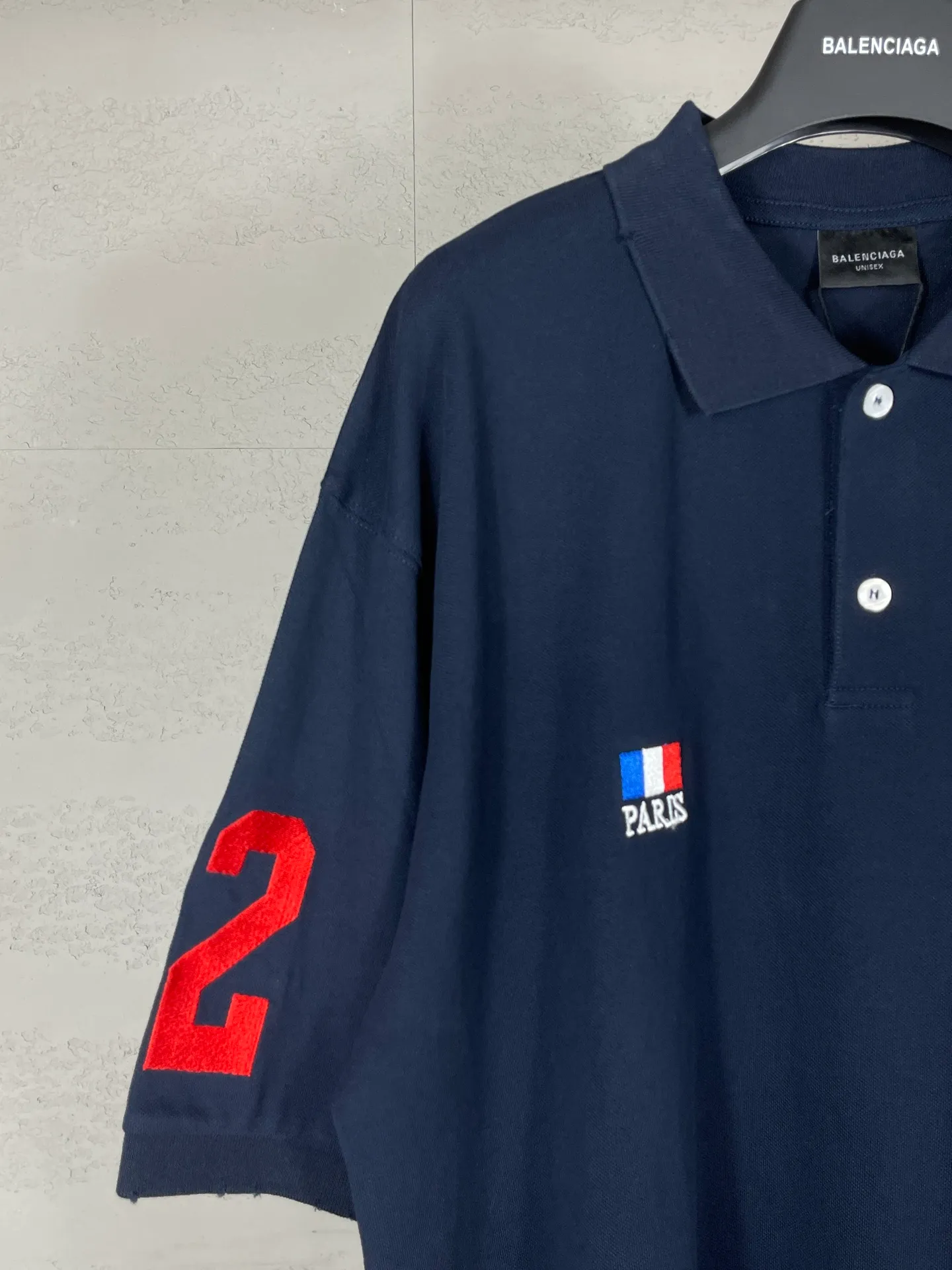 🅿️240 real photos [Top version. Official website quality] BALENCI*GA/Paris #2025 war horse embroidery frayed old POLO shirt, washed and worn, full of design. Welcome to compare. The fabric is made of Paris ZP custom-woven and dyed cotton pique, with a weight of 260 grams. The cloth surface is clean. The cloth pattern is clear, soft and comfortable. The threads are woven and dyed with no color difference. The embroidered LOGO is embroidered using imported Tajima embroidery machine. The effect is three-dimensional. Restore the brick cabinet, adopt the OS loose shoulder style. Same style for men and women. Code: BL252210 Color: royal blue Size: XS S M L