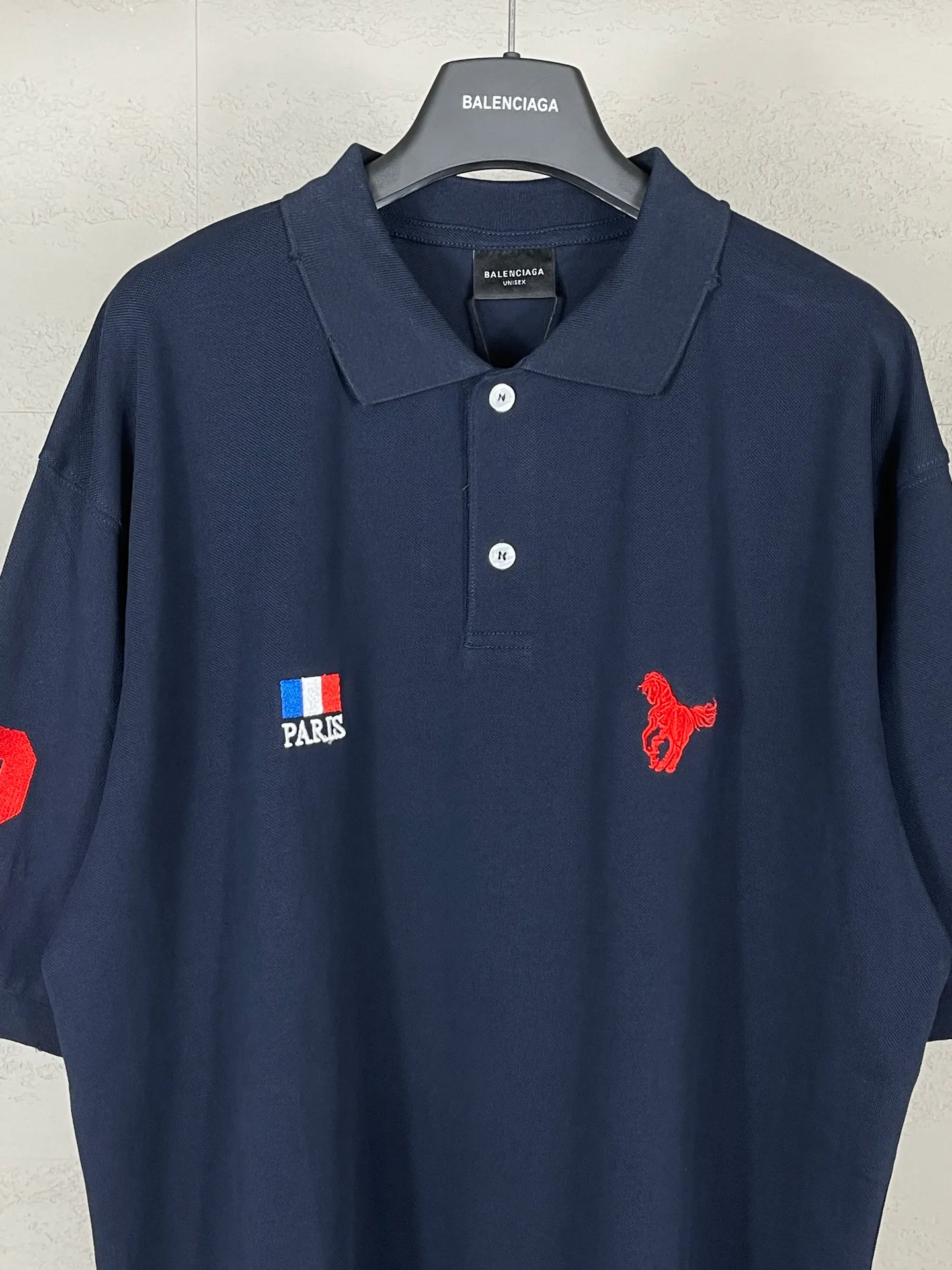🅿️240 real photos [Top version. Official website quality] BALENCI*GA/Paris #2025 war horse embroidery frayed old POLO shirt, washed and worn, full of design. Welcome to compare. The fabric is made of Paris ZP custom-woven and dyed cotton pique, with a weight of 260 grams. The cloth surface is clean. The cloth pattern is clear, soft and comfortable. The threads are woven and dyed with no color difference. The embroidered LOGO is embroidered using imported Tajima embroidery machine. The effect is three-dimensional. Restore the brick cabinet, adopt the OS loose shoulder style. Same style for men and women. Code: BL252210 Color: royal blue Size: XS S M L