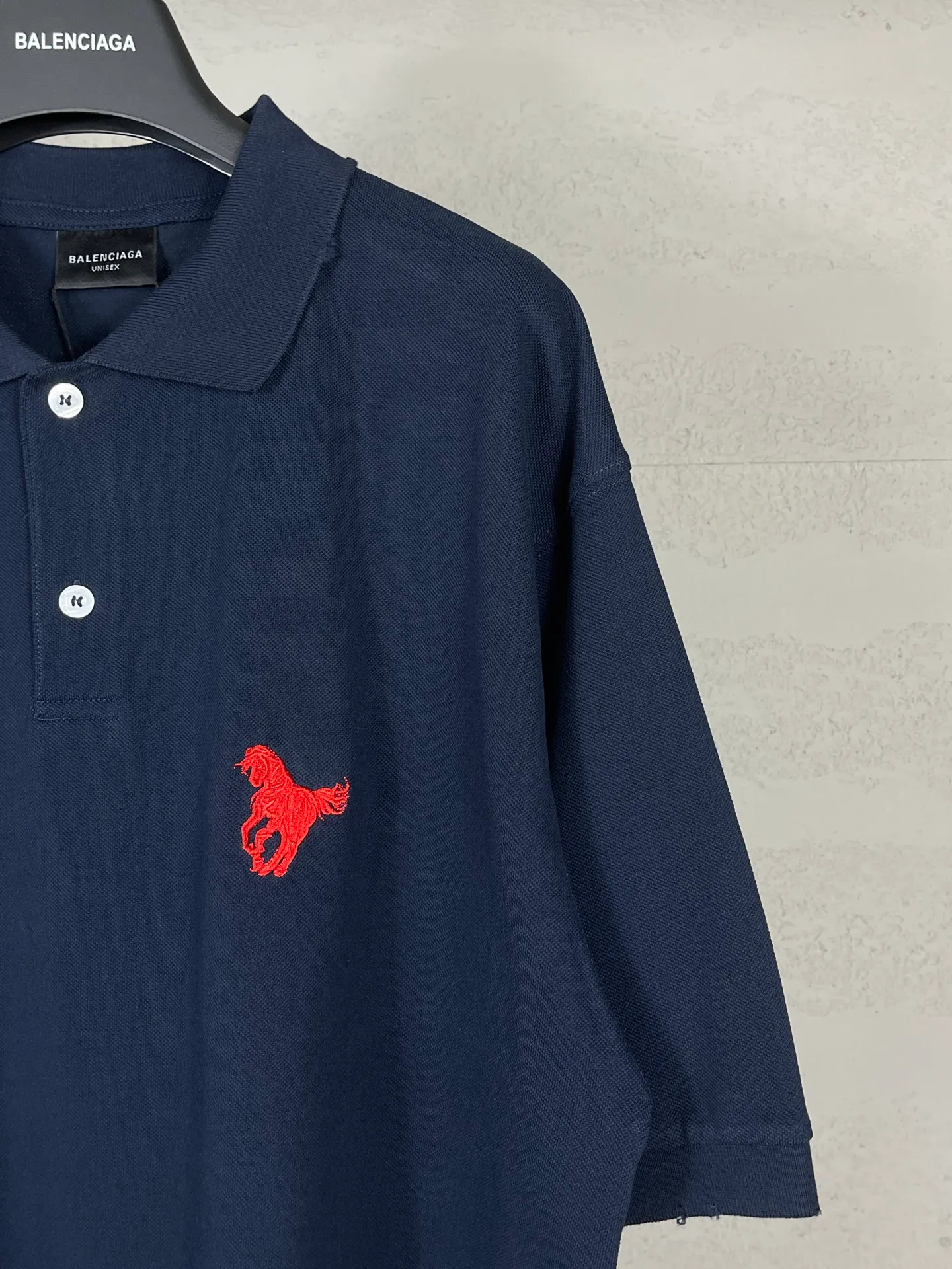 🅿️240 real photos [Top version. Official website quality] BALENCI*GA/Paris #2025 war horse embroidery frayed old POLO shirt, washed and worn, full of design. Welcome to compare. The fabric is made of Paris ZP custom-woven and dyed cotton pique, with a weight of 260 grams. The cloth surface is clean. The cloth pattern is clear, soft and comfortable. The threads are woven and dyed with no color difference. The embroidered LOGO is embroidered using imported Tajima embroidery machine. The effect is three-dimensional. Restore the brick cabinet, adopt the OS loose shoulder style. Same style for men and women. Code: BL252210 Color: royal blue Size: XS S M L