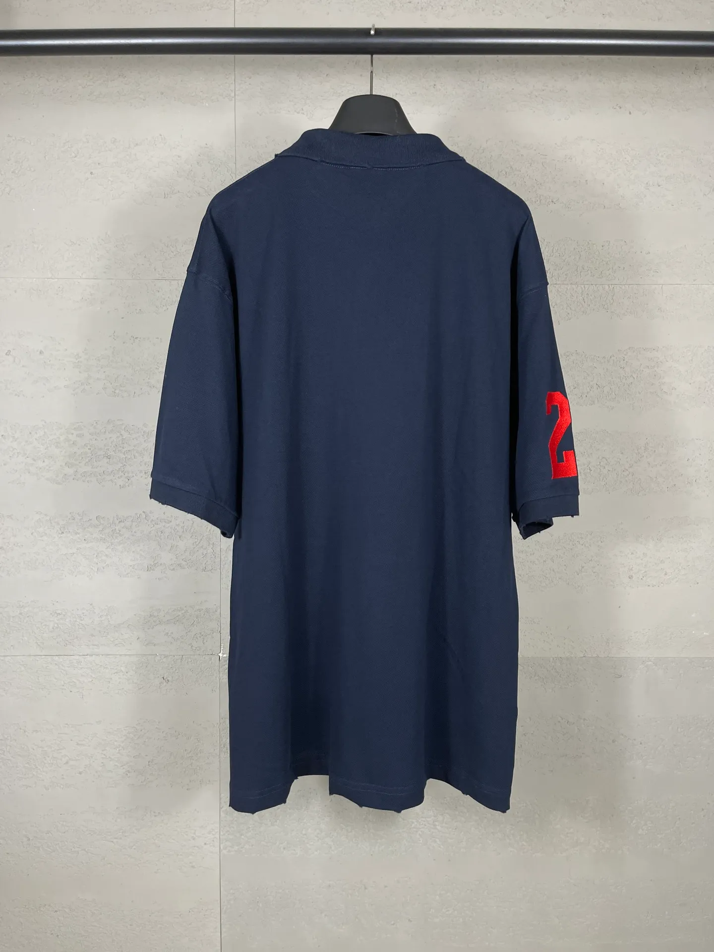 🅿️240 real photos [Top version. Official website quality] BALENCI*GA/Paris #2025 war horse embroidery frayed old POLO shirt, washed and worn, full of design. Welcome to compare. The fabric is made of Paris ZP custom-woven and dyed cotton pique, with a weight of 260 grams. The cloth surface is clean. The cloth pattern is clear, soft and comfortable. The threads are woven and dyed with no color difference. The embroidered LOGO is embroidered using imported Tajima embroidery machine. The effect is three-dimensional. Restore the brick cabinet, adopt the OS loose shoulder style. Same style for men and women. Code: BL252210 Color: royal blue Size: XS S M L