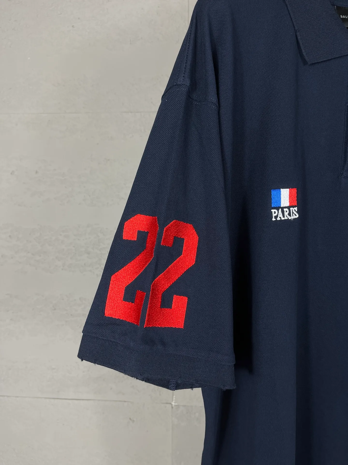 🅿️240 real photos [Top version. Official website quality] BALENCI*GA/Paris #2025 war horse embroidery frayed old POLO shirt, washed and worn, full of design. Welcome to compare. The fabric is made of Paris ZP custom-woven and dyed cotton pique, with a weight of 260 grams. The cloth surface is clean. The cloth pattern is clear, soft and comfortable. The threads are woven and dyed with no color difference. The embroidered LOGO is embroidered using imported Tajima embroidery machine. The effect is three-dimensional. Restore the brick cabinet, adopt the OS loose shoulder style. Same style for men and women. Code: BL252210 Color: royal blue Size: XS S M L