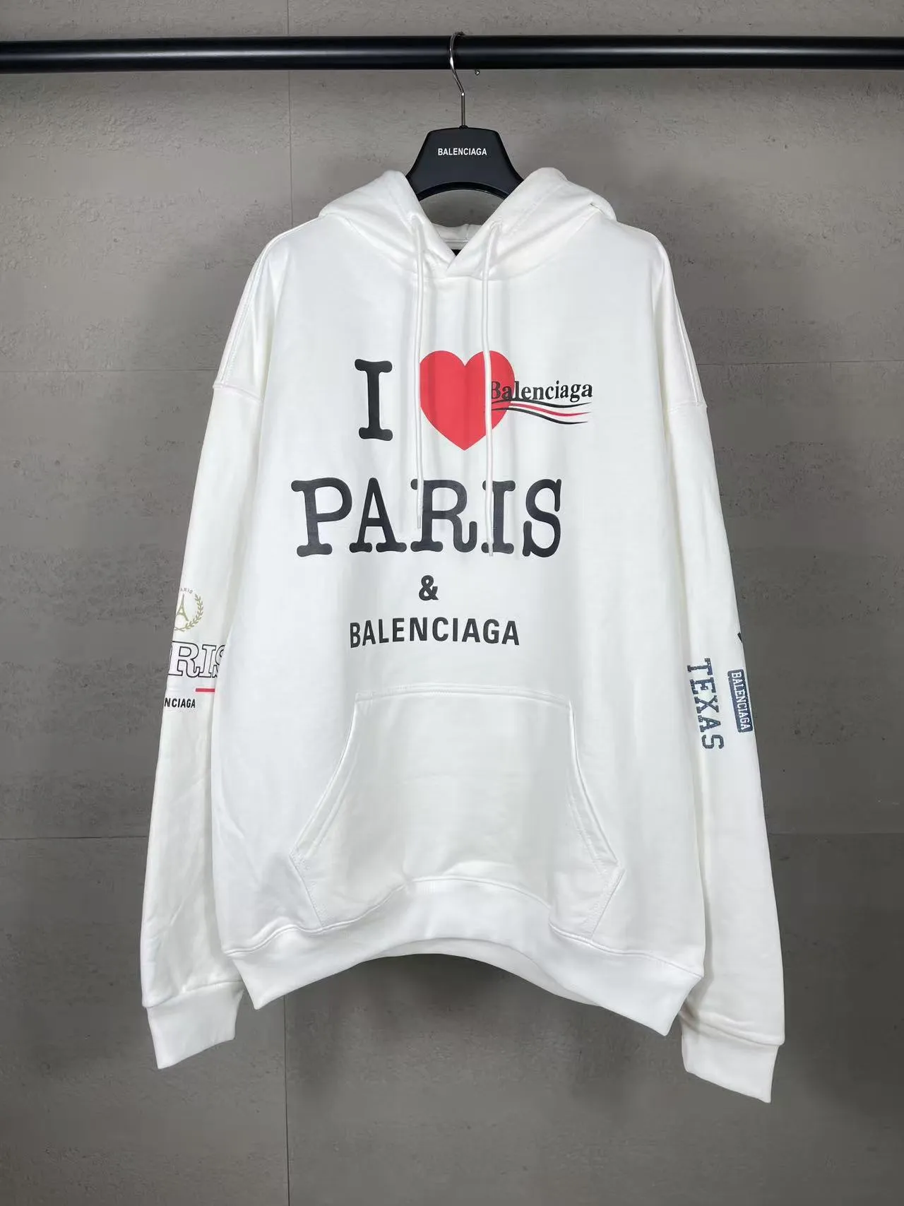 🅿️330 real photos [Top version. Official website quality] BALENCI*GA/Paris. SS25 latest model, Balenciaxx art multi-branded printed hooded sweatshirt. Brick cabinet synchronization. Genuine product developed in the first time, happy to print and compare! The fabric is made of Paris ZP custom-woven and dyed cotton sweatshirt. Weighing 460 grams, the cloth surface is clean. The cloth pattern is clear, soft and comfortable. The threads are dyed with no color difference. The printing uses environmentally friendly imported materials. The letters are clear and the effect is three-dimensional. The version adopts OS loose shoulder design. Same style for men and women. Code: BL258962 Color:: black, white Size: XS S M L