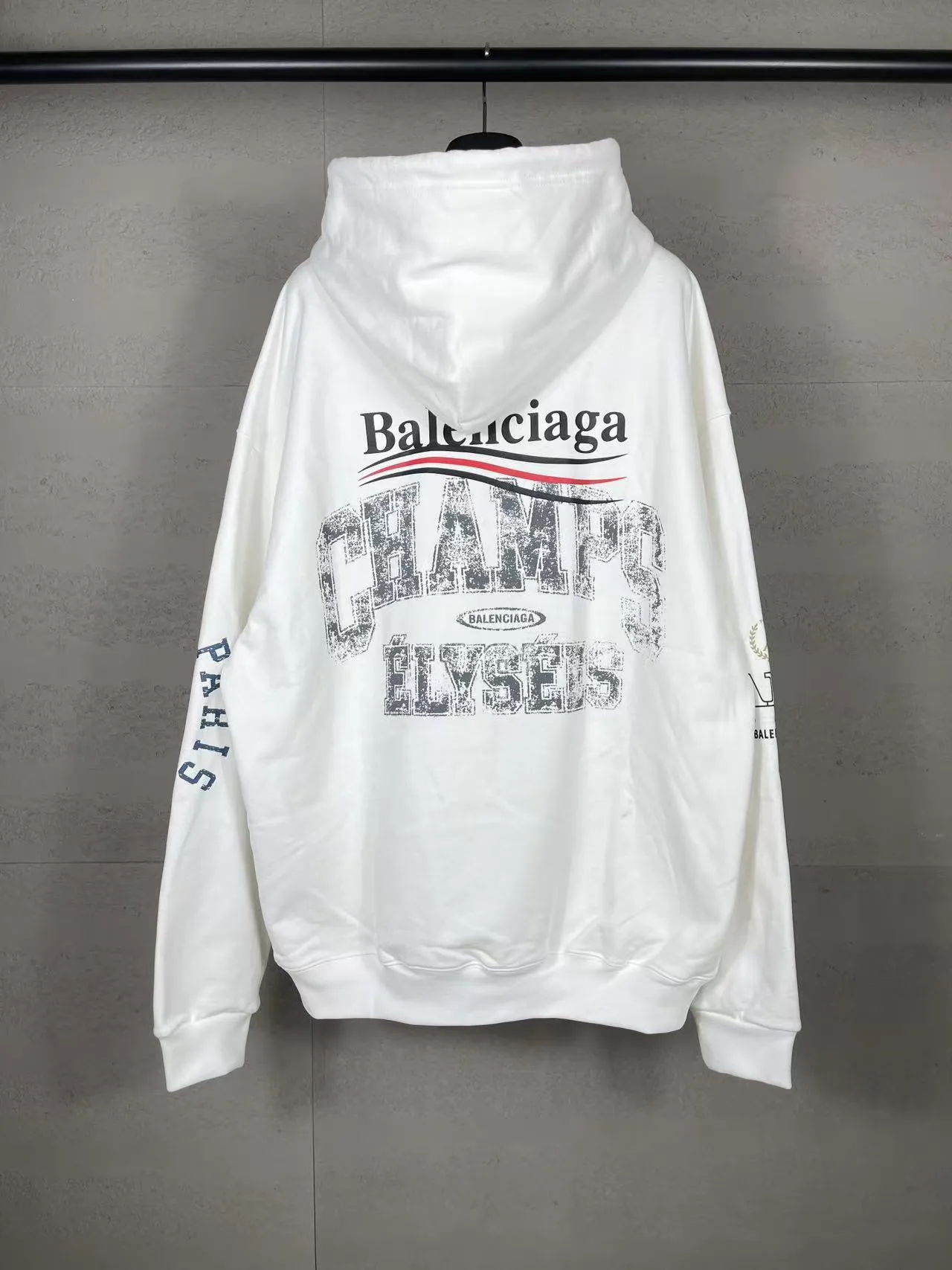 🅿️330 real photos [Top version. Official website quality] BALENCI*GA/Paris. SS25 latest model, Balenciaxx art multi-branded printed hooded sweatshirt. Brick cabinet synchronization. Genuine product developed in the first time, happy to print and compare! The fabric is made of Paris ZP custom-woven and dyed cotton sweatshirt. Weighing 460 grams, the cloth surface is clean. The cloth pattern is clear, soft and comfortable. The threads are dyed with no color difference. The printing uses environmentally friendly imported materials. The letters are clear and the effect is three-dimensional. The version adopts OS loose shoulder design. Same style for men and women. Code: BL258962 Color:: black, white Size: XS S M L