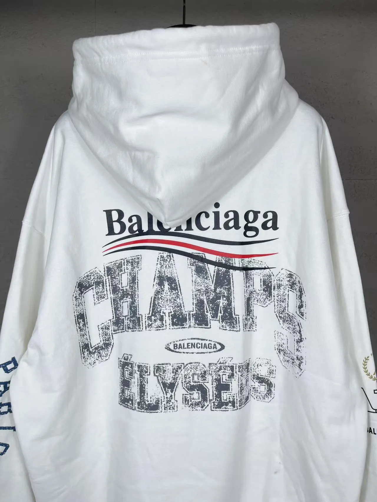 🅿️330 real photos [Top version. Official website quality] BALENCI*GA/Paris. SS25 latest model, Balenciaxx art multi-branded printed hooded sweatshirt. Brick cabinet synchronization. Genuine product developed in the first time, happy to print and compare! The fabric is made of Paris ZP custom-woven and dyed cotton sweatshirt. Weighing 460 grams, the cloth surface is clean. The cloth pattern is clear, soft and comfortable. The threads are dyed with no color difference. The printing uses environmentally friendly imported materials. The letters are clear and the effect is three-dimensional. The version adopts OS loose shoulder design. Same style for men and women. Code: BL258962 Color:: black, white Size: XS S M L