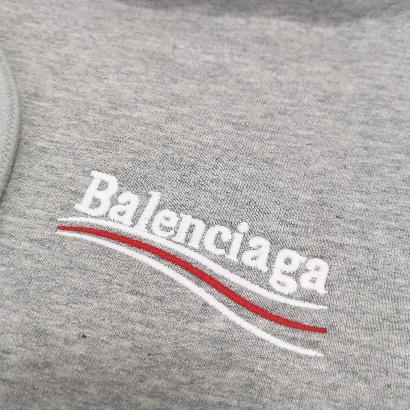 Supplementary details - the top tested version of Balenciaga BALENCIAGA Cola Malone embroidered print male and female couple star's same style autumn and winter pure cotton hoodie hooded sweatshirt. Three colors are available, ensuring the same fabric as the original version, no color difference! Customized dyeing in a package! INS, Xiaohongshu’s popular style, classics that never fade away! The king of orders in Spain, the fried chicken is highly recommended! 480% pure cotton terry fabric, comfortable and warm! Full of drape! The printing uses Tajima embroidery machine imported from Japan, which is known as the fighter among embroidery machines. The embroidery is meticulous, with no threads or skipped threads, the printing and embroidery are full and fine, and the letter spacing is consistent with ZP! Wearing it gives you full confidence and peace of mind! The labels and washes are all correct! On behalf of G at the same level! Consistent packaging at the counter! Size: XS-L Color: Purple light gray white gray P:450